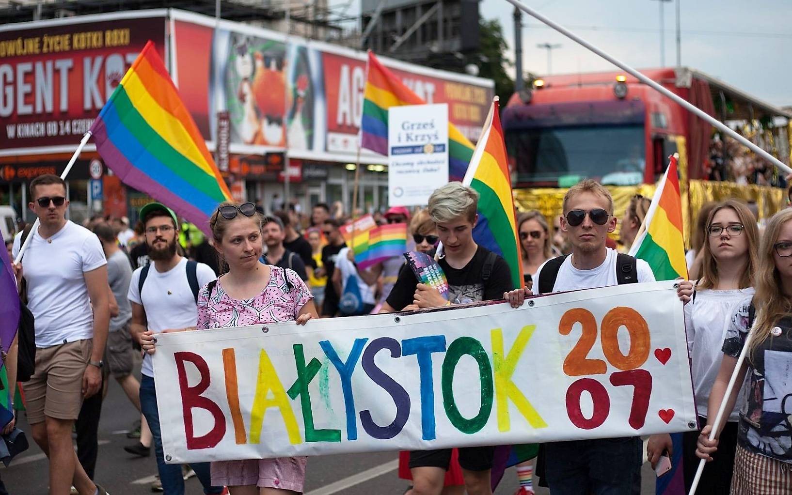 Grafika do artykułu "Białystok domem dla wszystkich" - to hasło Marszu Równości. Kibole szykują się do "obrony miasta"