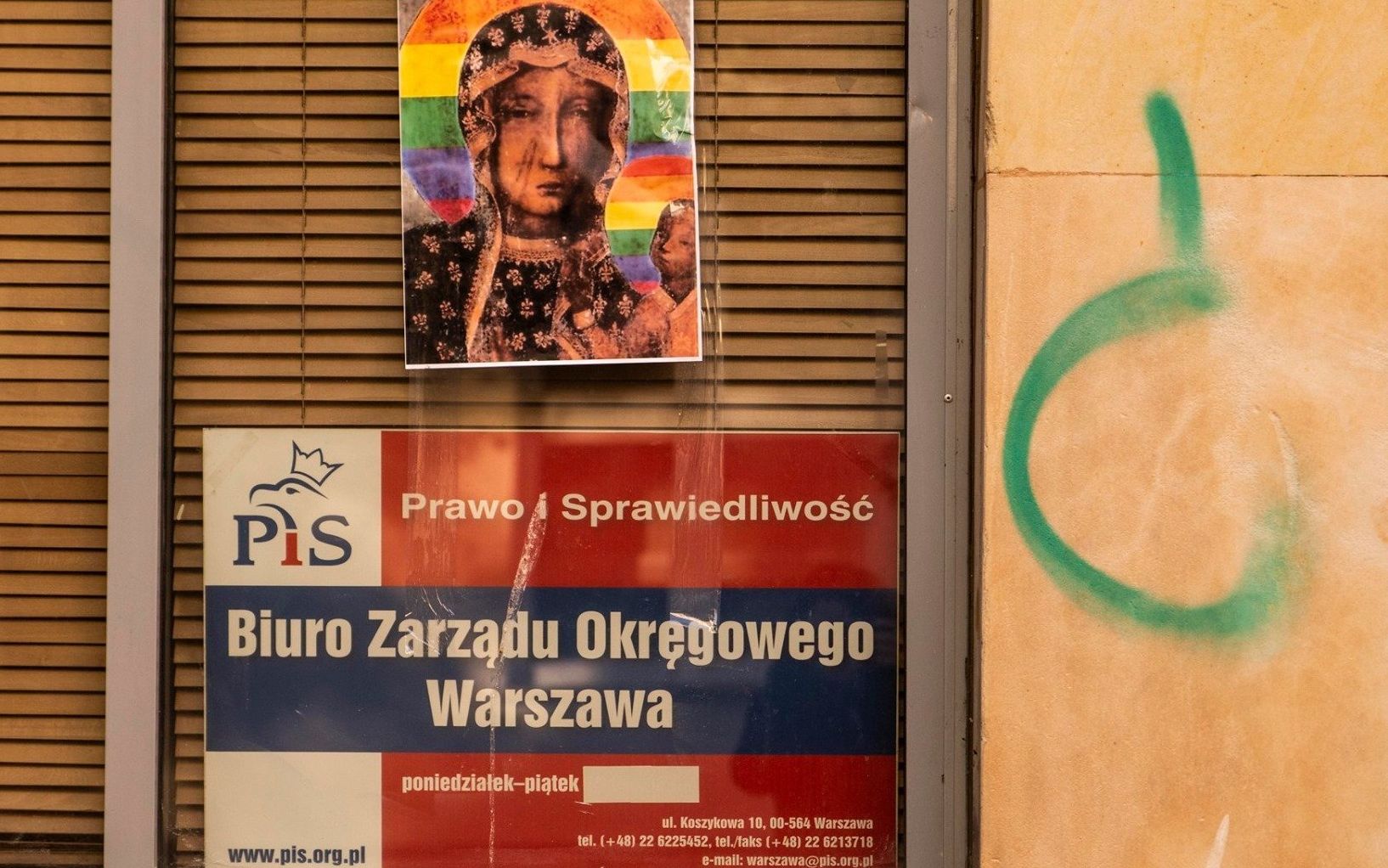 Grafika do artykułu Do tęczowej Matki Boskiej dołącza tęczowy Jarosław zajadający banana. Nocna akcja plakatowa w Warszawie