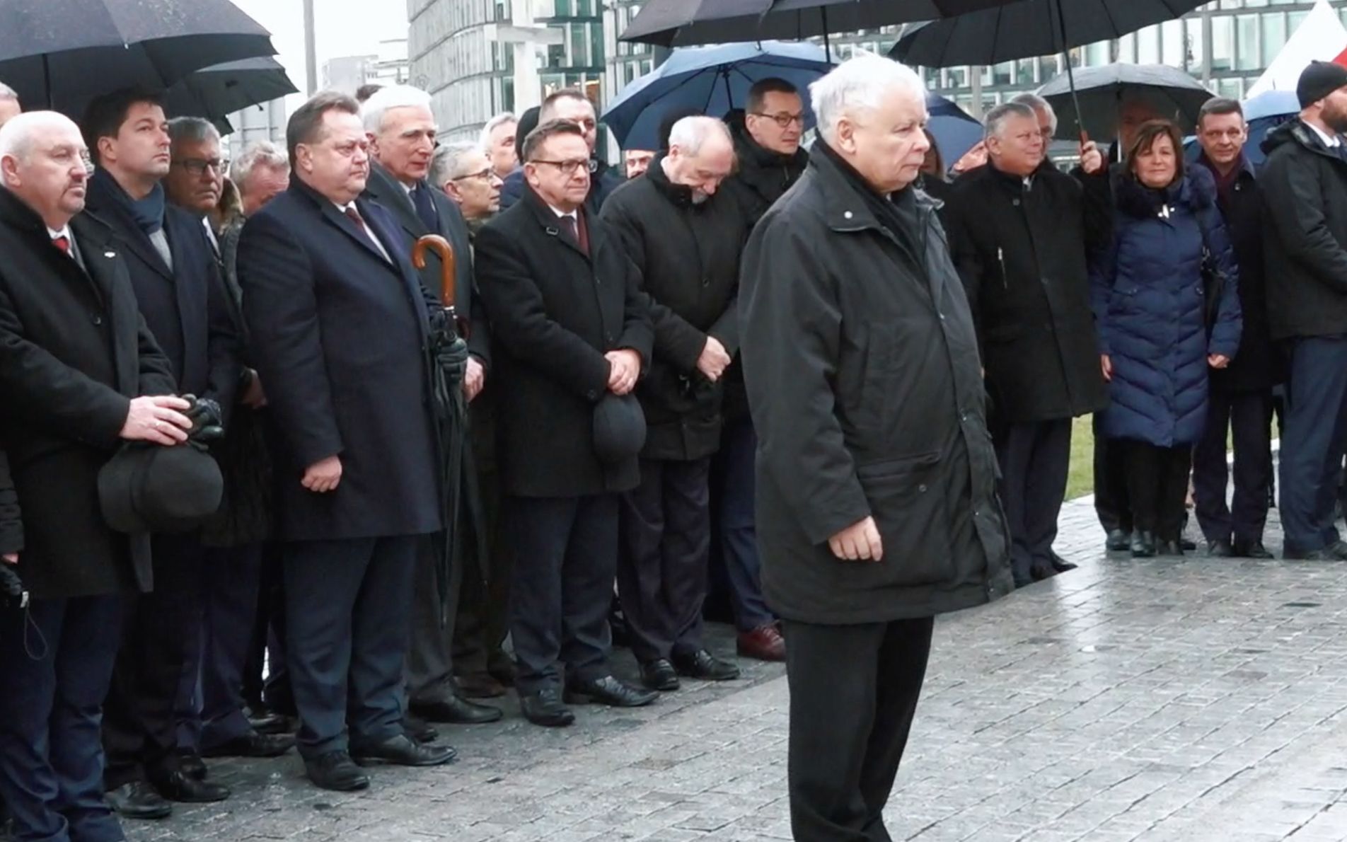 Grafika do artykułu 118. Miesięcznica smoleńska. Prezes chodzi w obstawie. Obywatel składa wieniec-protest