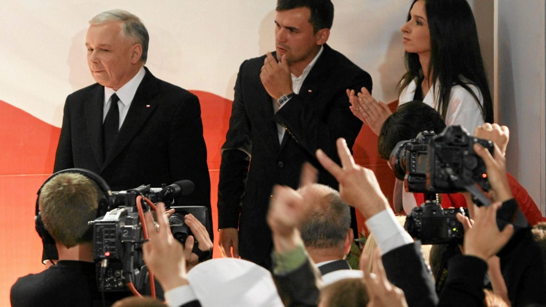 20.06.2010 WARSZAWA , KANDYDAT PIS NA PREZYDENTA JAROSLAW KACZYNSKI PODCZAS OGLASZANIA SONDAZOWYCH WYNIKOW WYBOROW W SZTABIE WYBORCZYM PRAWA I SPRAWIEDLIWOSCI . Z PRAWEJ : MARTA KACZYNSKA - DUBIENIECKA I JEJ MAZ MARCIN DUBIENIECKI .
FOT. SLAWOMIR KAMINSKI / AGENCJA GAZETA