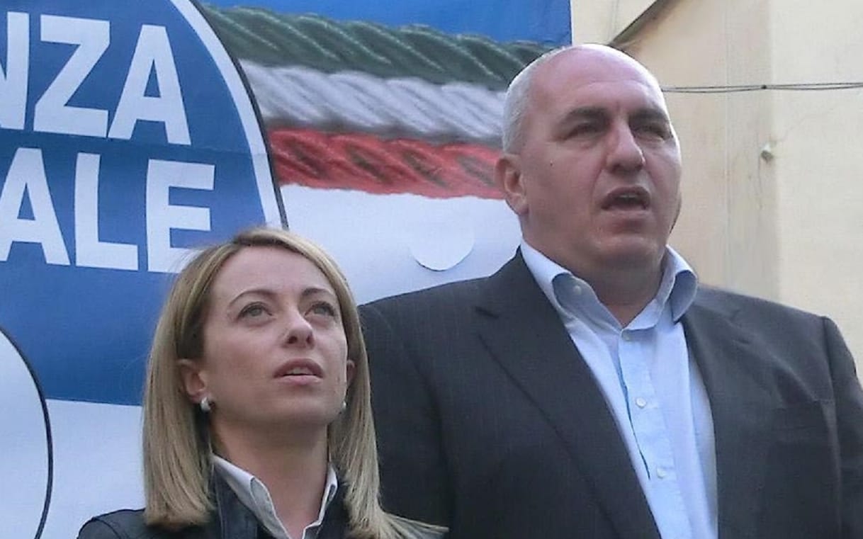 Grafika do artykułu PiS brata się z postfaszystami z Włoch. Dołączają do frontu „Europy Ojczyzn”
