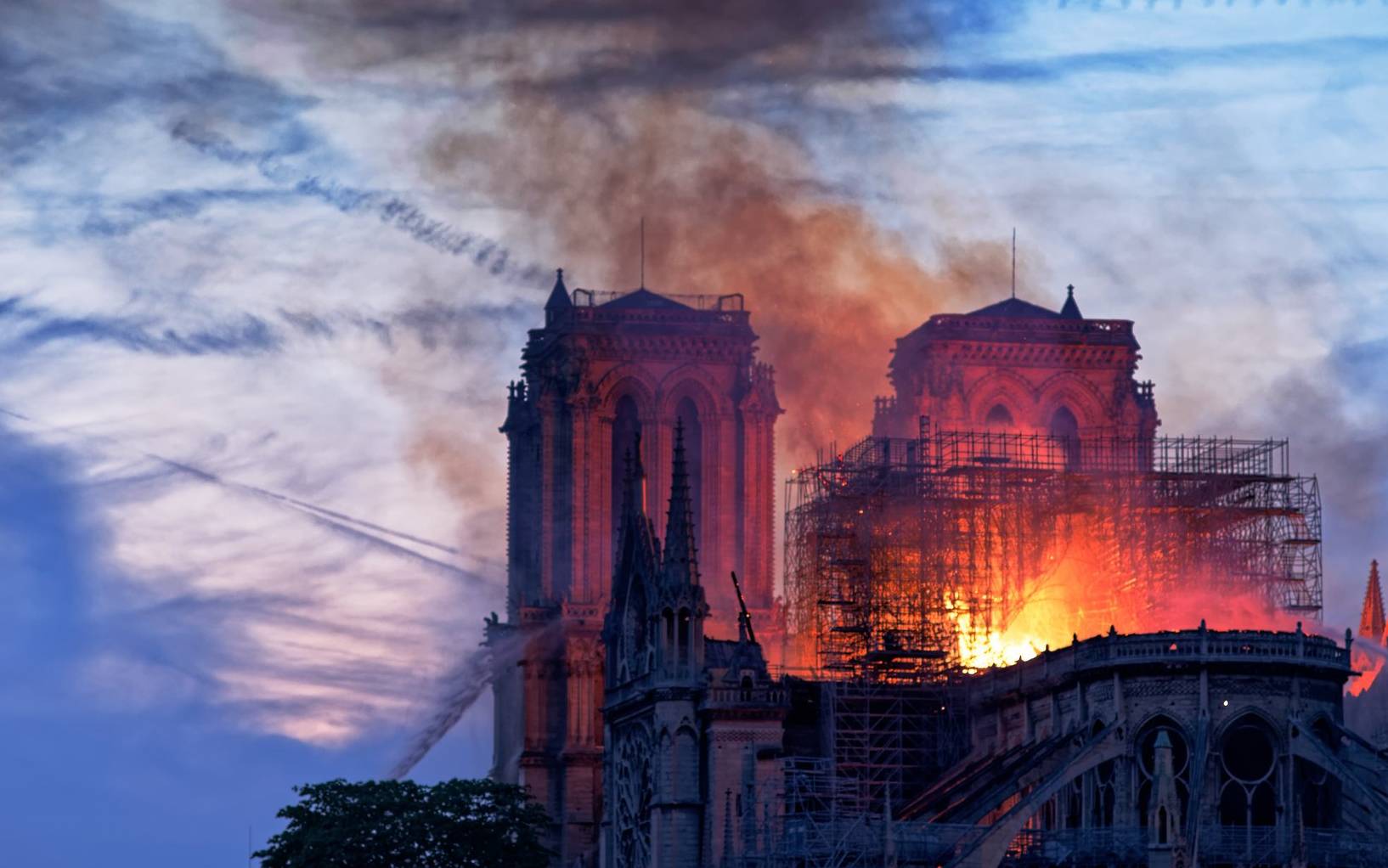 Grafika do artykułu Pożar katedry Notre Dame. Straż: prawdopodobnie wypadek. Polska prawica: na pewno laicyzacja