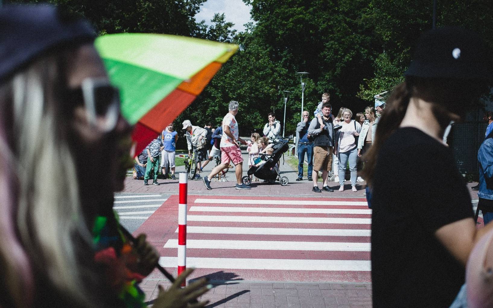Grafika do artykułu Kto wspiera LGBT? Na prowincji tęczowa flaga skłóca jak barwy klubowe, ale Polacy są bardziej życzliwi niż się wydaje