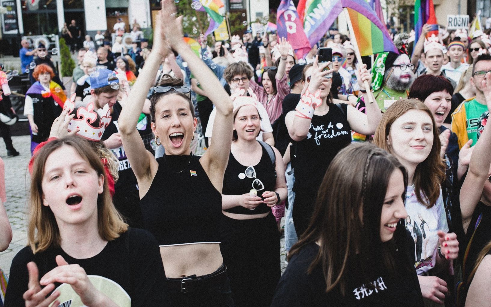 Grafika do artykułu Sąd unieważnia uchwały anty-LGBT, za które Czarnek rozdawał medale. Sukces RPO