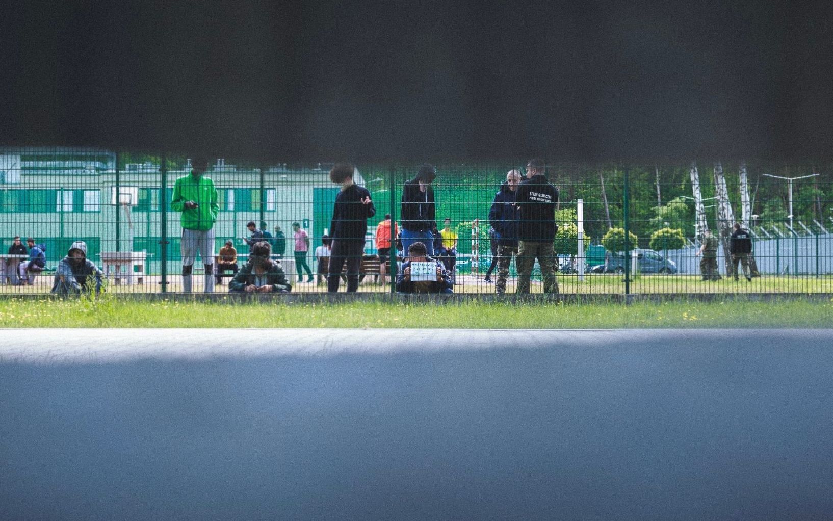 Grafika do artykułu Głodówka w ośrodku w Lesznowoli zawieszona. Kurdowie solidarni w obronie kolegów