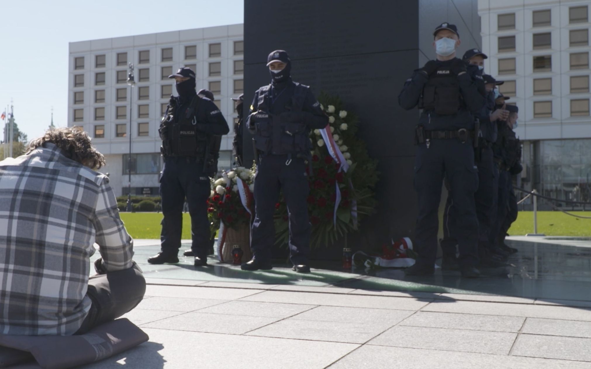 Grafika do artykułu Połamany wieniec Komosy. Okrzyki „przydupasy Kaczyńskiego, lokaje" [WIDEO]