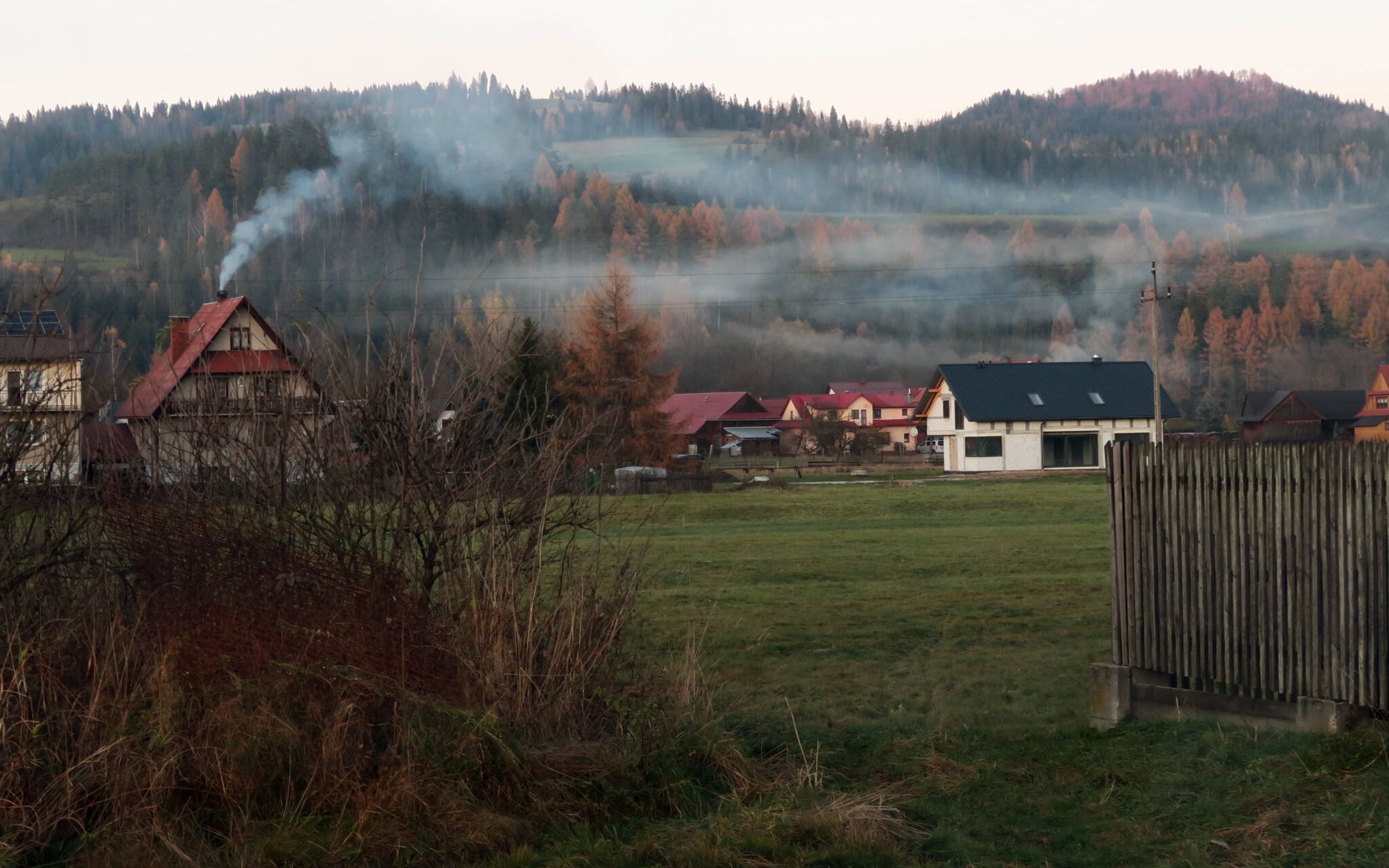 08.11.2020 Harklowa . Dymy unoszace sie nad zabudowaniami w sezonie grzewczym na Spiszu gdzie nie dotarla jeszcze siec gazowa .
Fot. Marek Podmokly / Agencja Wyborcza.pl