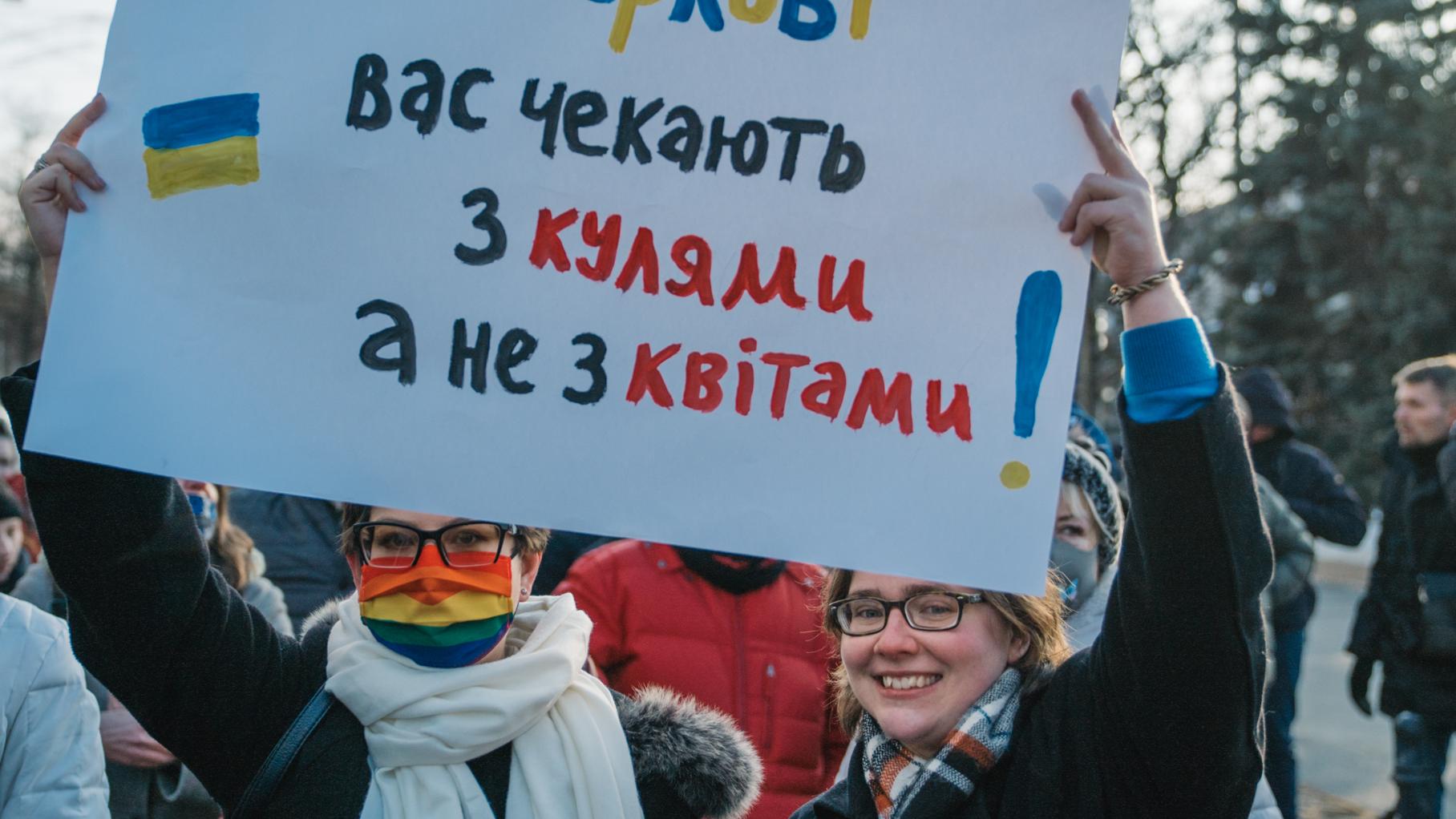 Uczestnicy Marszu trzymają transparent "W Chasrkowie czekają na was z kulami, a nie z kwiatami"