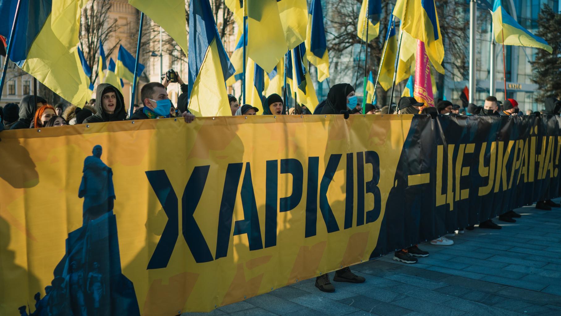 Czoło Marszu, demonstrujący niosą wielki transparent "Charków to Ukraina"