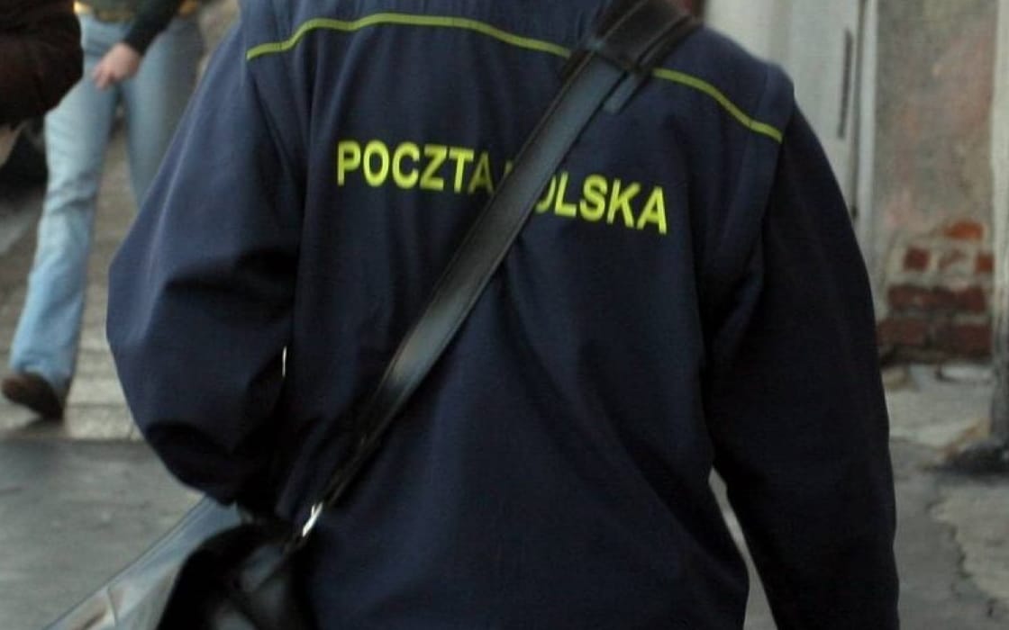 Grafika do artykułu "Traktują nas jak trędowatych". Praca listonosza i kuriera w czasach epidemii