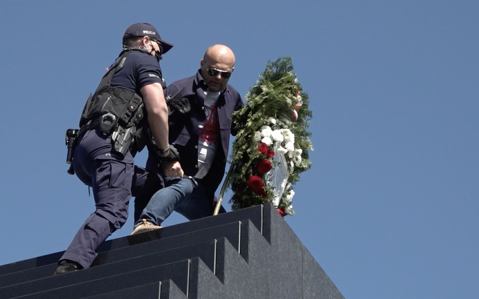 Grafika do artykułu Porwał wieniec i wbiegł na „schody smoleńskie”. Po pościgu schwytała go policja