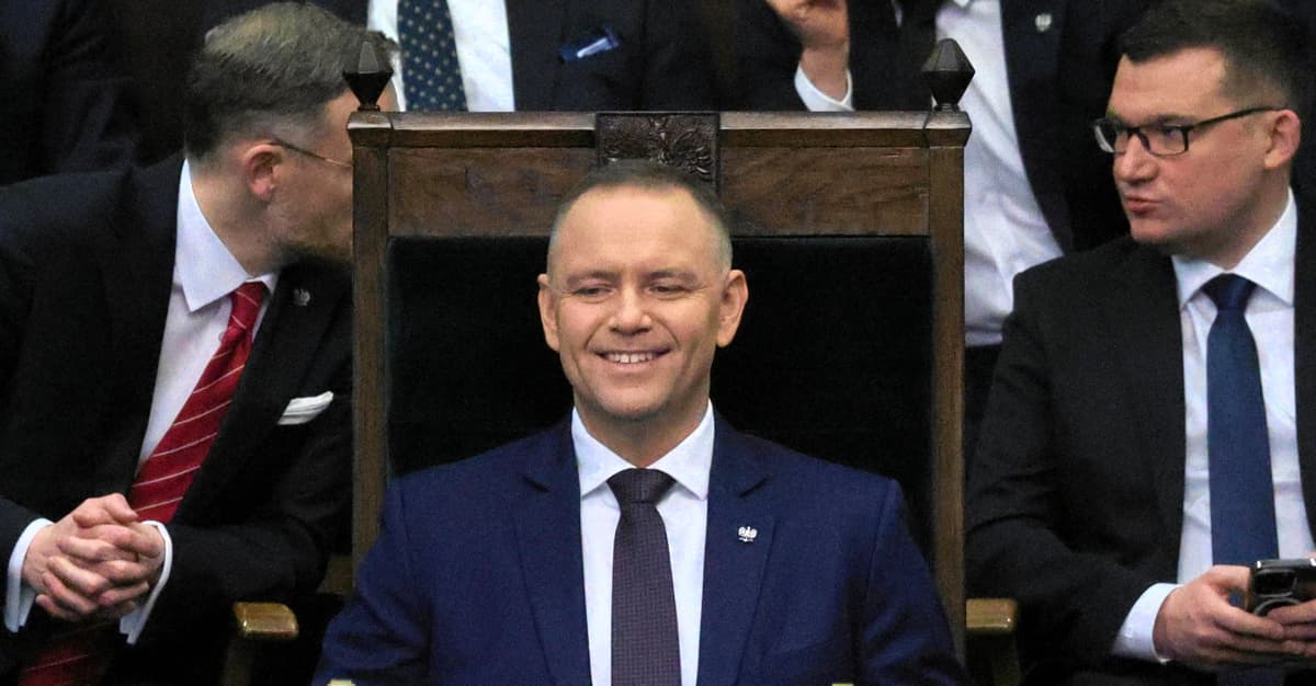 Орбана больше нет. Так что теперь все прожектора будут направлены на Навроцкого [I SEE IT].