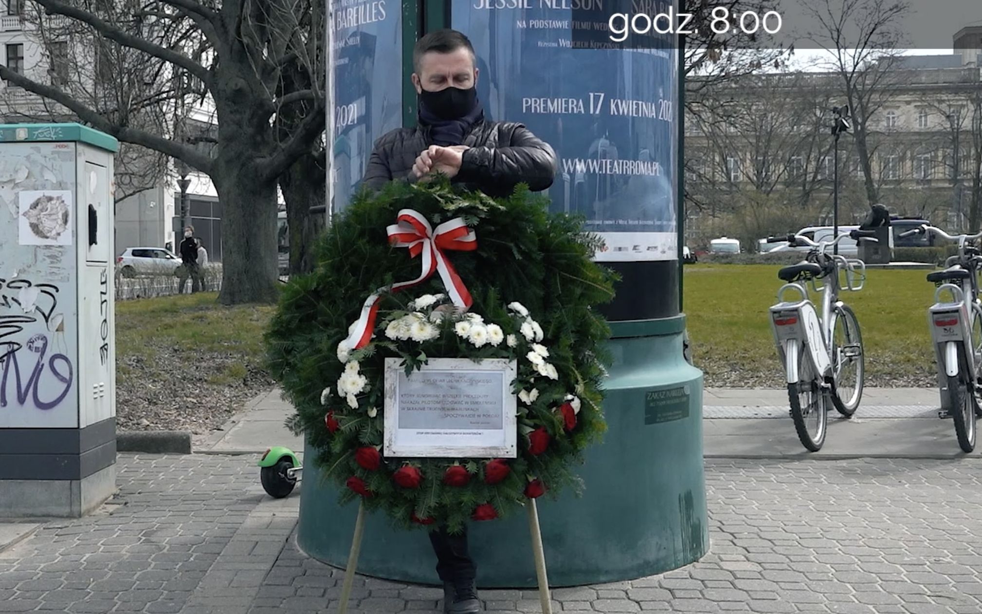 Grafika do artykułu Czekał 7 godzin na zgodę policjantów, by złożyć wieniec pod pomnikiem smoleńskim