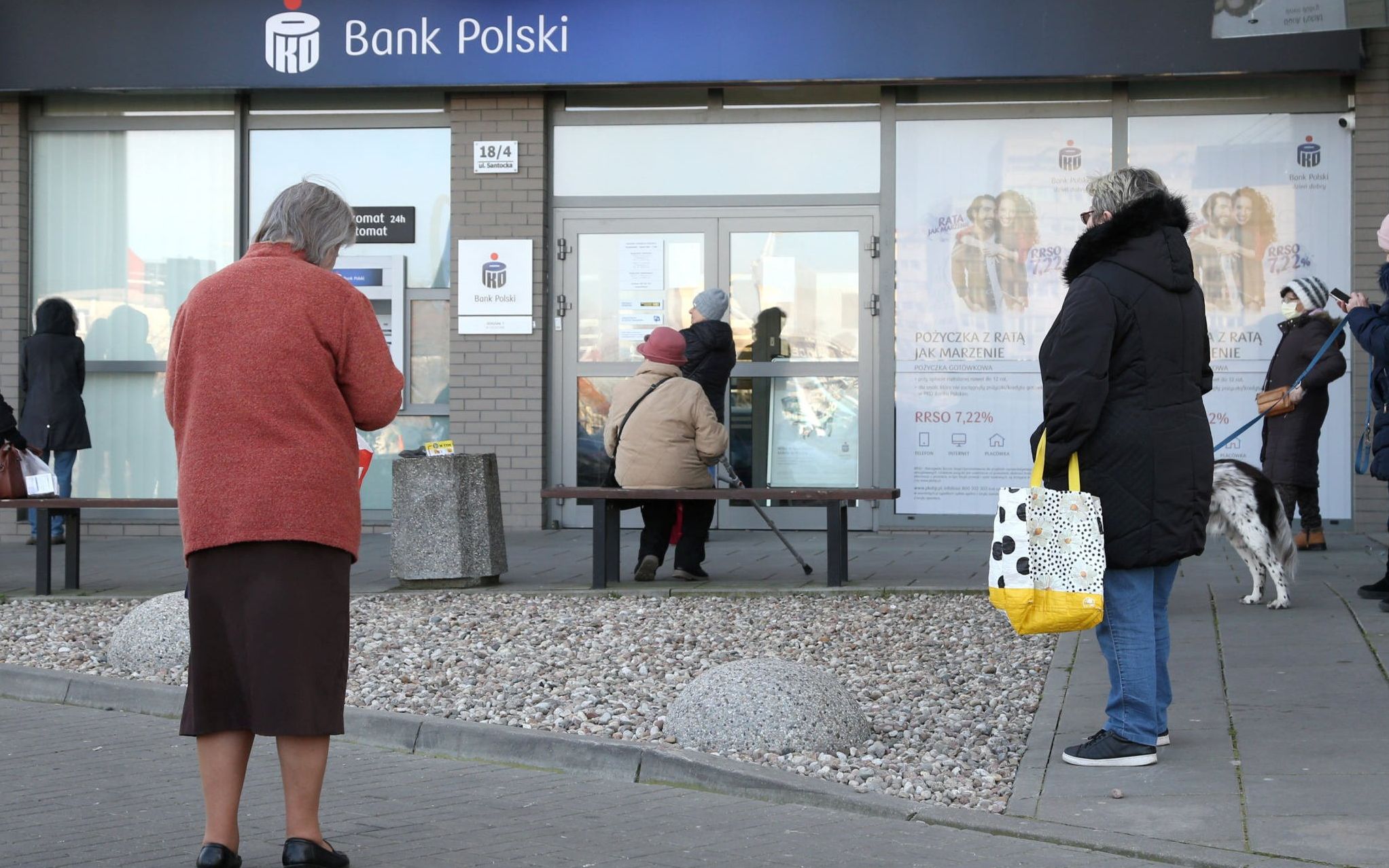 25.03.2020 Szczecin , PKO Bank Polski . Koronawirus w Polsce . Kolejka do bankomatu .
Fot. Cezary Aszkielowicz / Agencja Gazeta