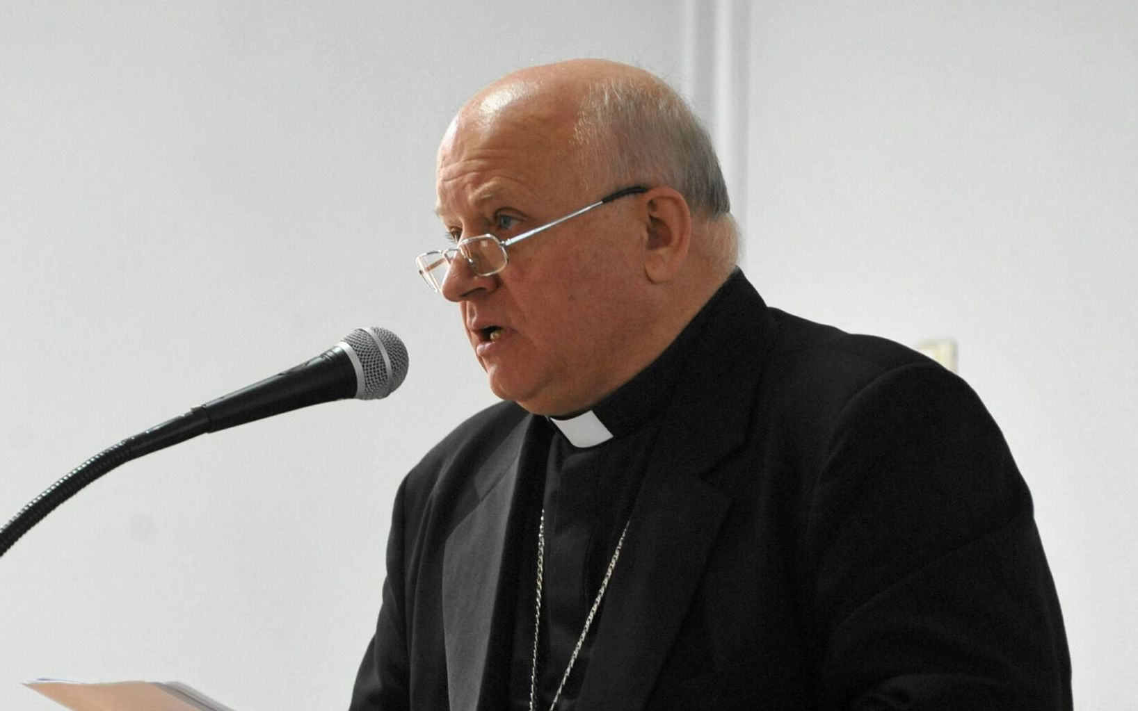 Biskup Józef Wróbel przemawia, trzyma kartki w ręku