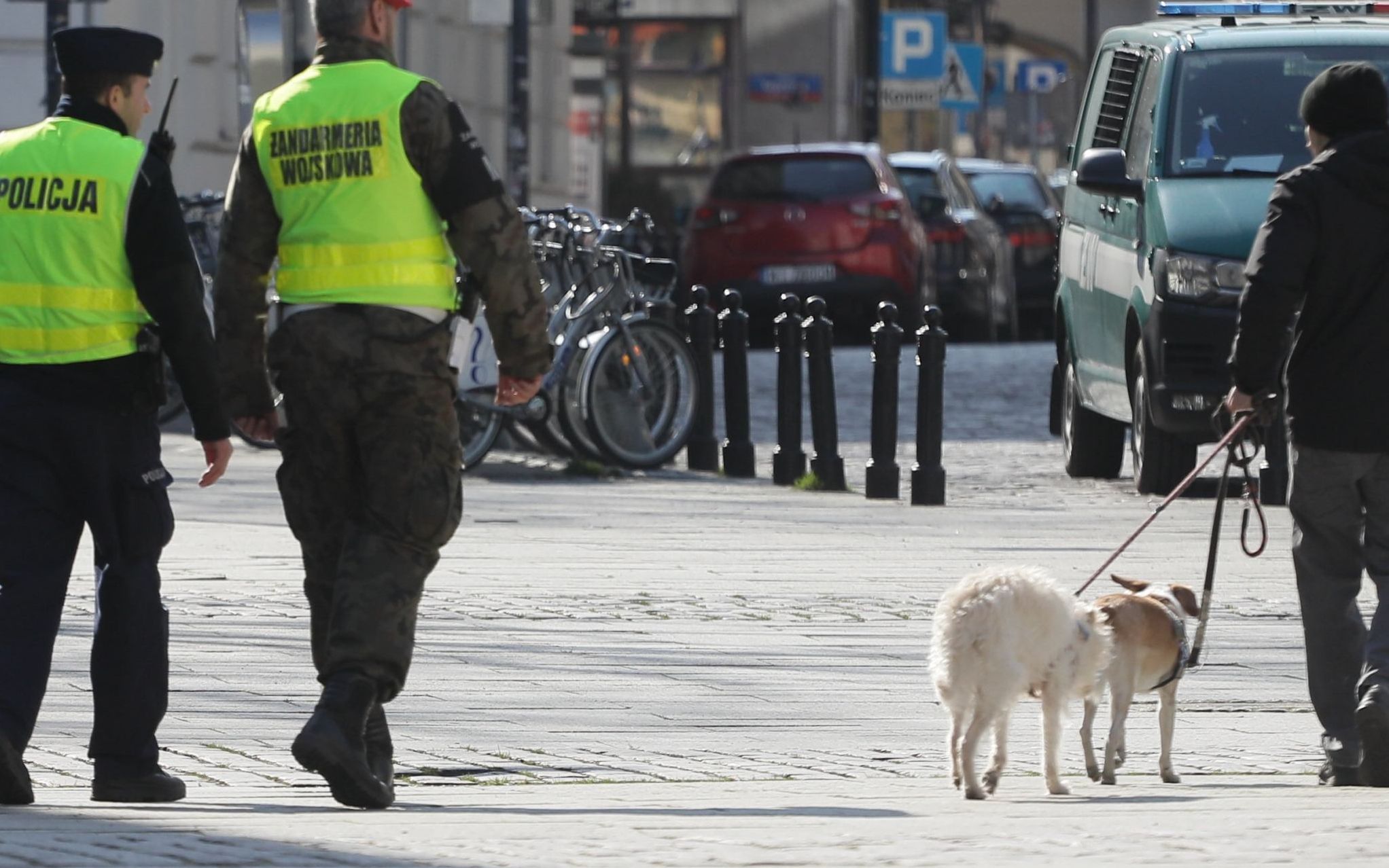 01.04.2020 Warszawa , skwer Bohdana Wodiczko podczas epidemii koronawirusa . Wspolny patrol policji i zandarmerii wojskowej .
Fot. Slawomir Kaminski / Agencja  Gazeta