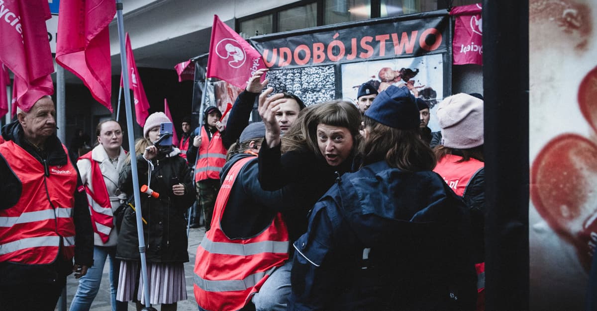Aktywistki ze Strajku Kobiet wspierają nękaną hałasem Przychodnię ABOTAK