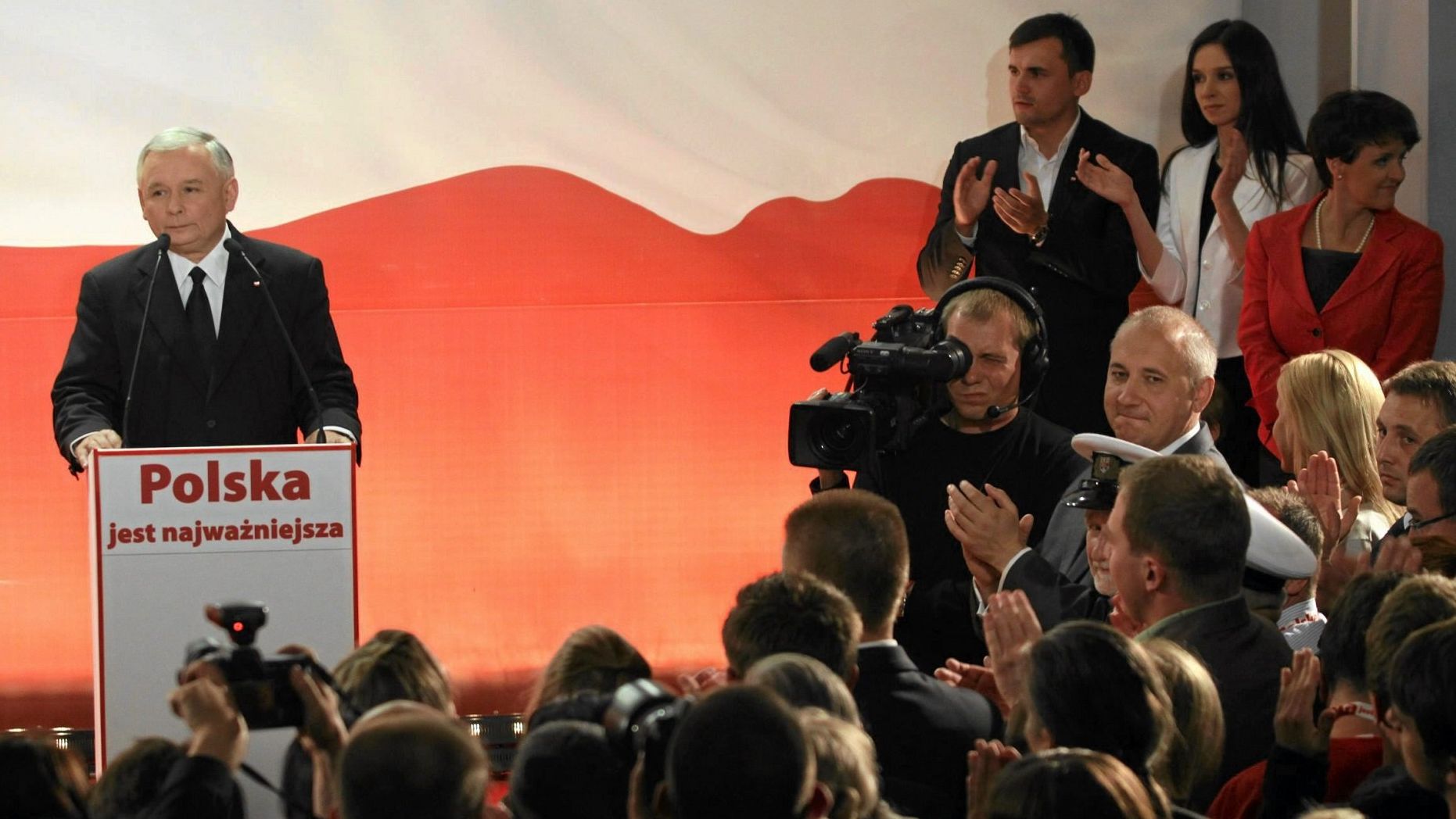 20.06.2010 WARSZAWA , KANDYDAT PIS NA PREZYDENTA JAROSLAW KACZYNSKI PODCZAS OGLASZANIA SONDAZOWYCH WYNIKOW WYBOROW W SZTABIE WYBORCZYM PRAWA I SPRAWIEDLIWOSCI . Z PRAWEJ : MARTA KACZYNSKA - DUBIENIECKA , JEJ MAZ MARCIN DUBIENIECKI I SZEFOWA SZTABU WYBORCZEGO JAROSLAWA KACZYNSKIEGO JOANNA KLUZIK - ROSTKOWSKA .
FOT. SLAWOMIR KAMINSKI / AGENCJA GAZETA