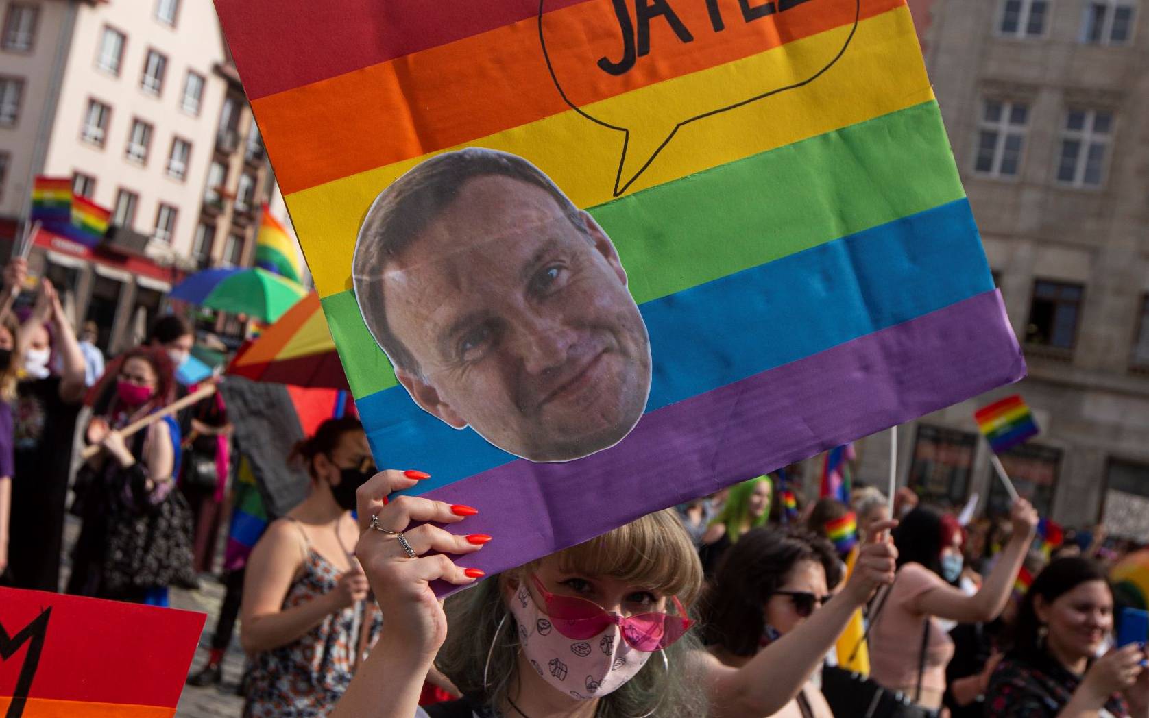 Grafika do artykułu Sondaż OKO.press. Homofobia nie działa. Większość Polaków odrzuca opowieść o groźnej ideologii LGBT