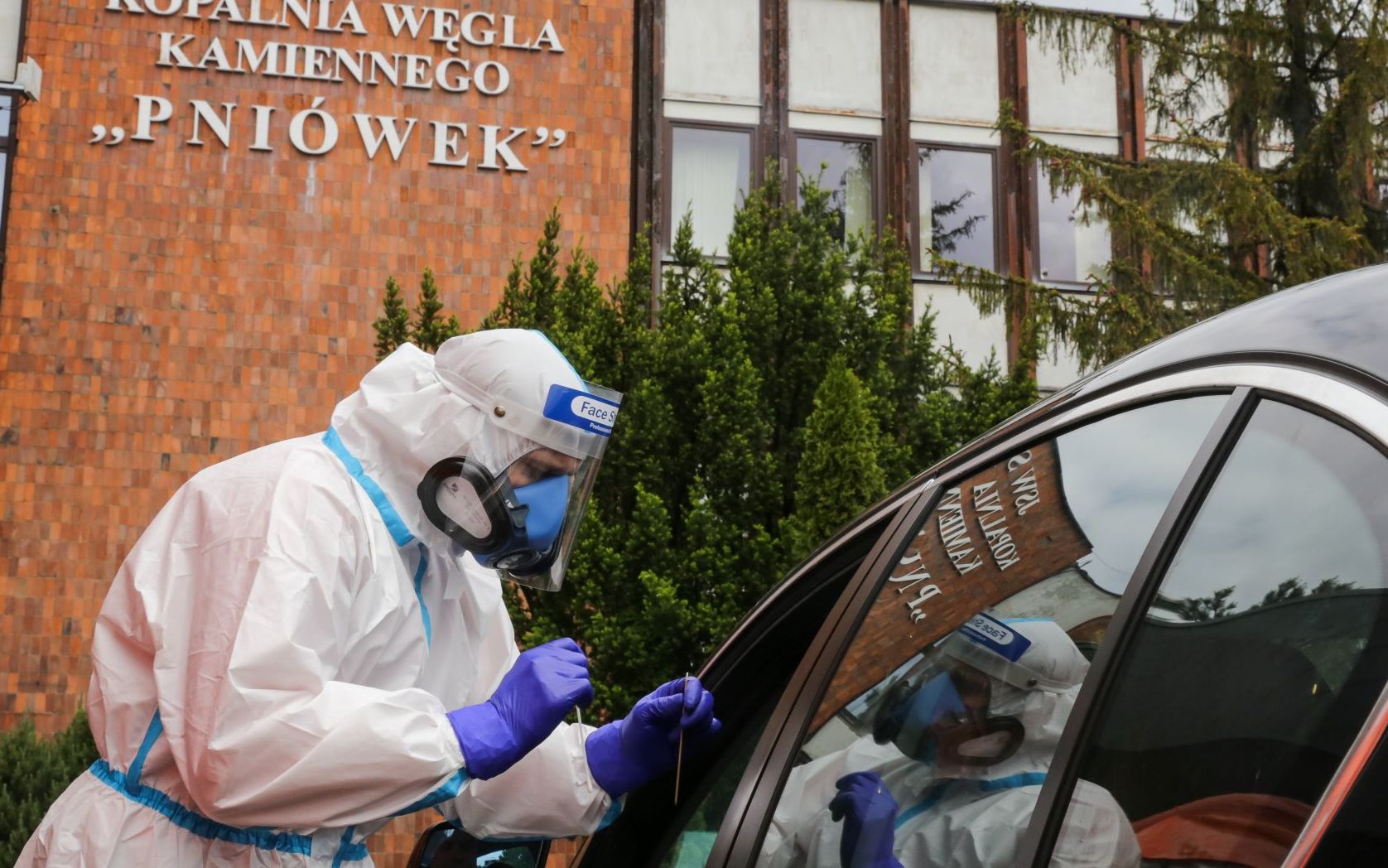 Grafika do artykułu OKO.press ujawnia: tak zawiodło państwo podczas epidemii na Śląsku. Bałagan, chaos, niekompetencja