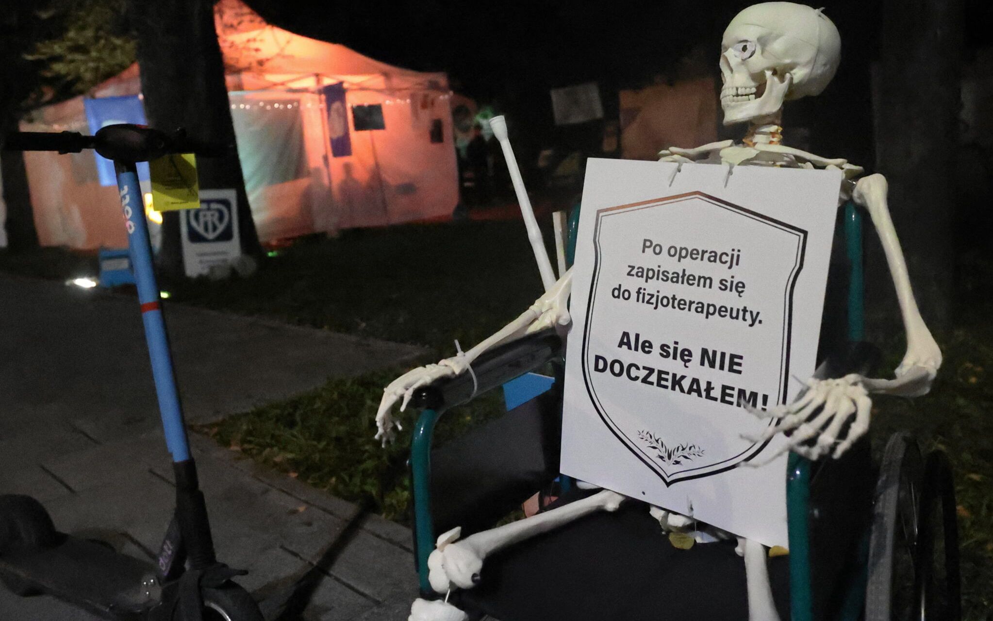 13.09.2021 Warszawa . Protestujacy medycy w bialym miasteczku przed Kancelaria Premiera po zmroku .
Fot. Kuba Atys / Agencja Wyborcza.pl