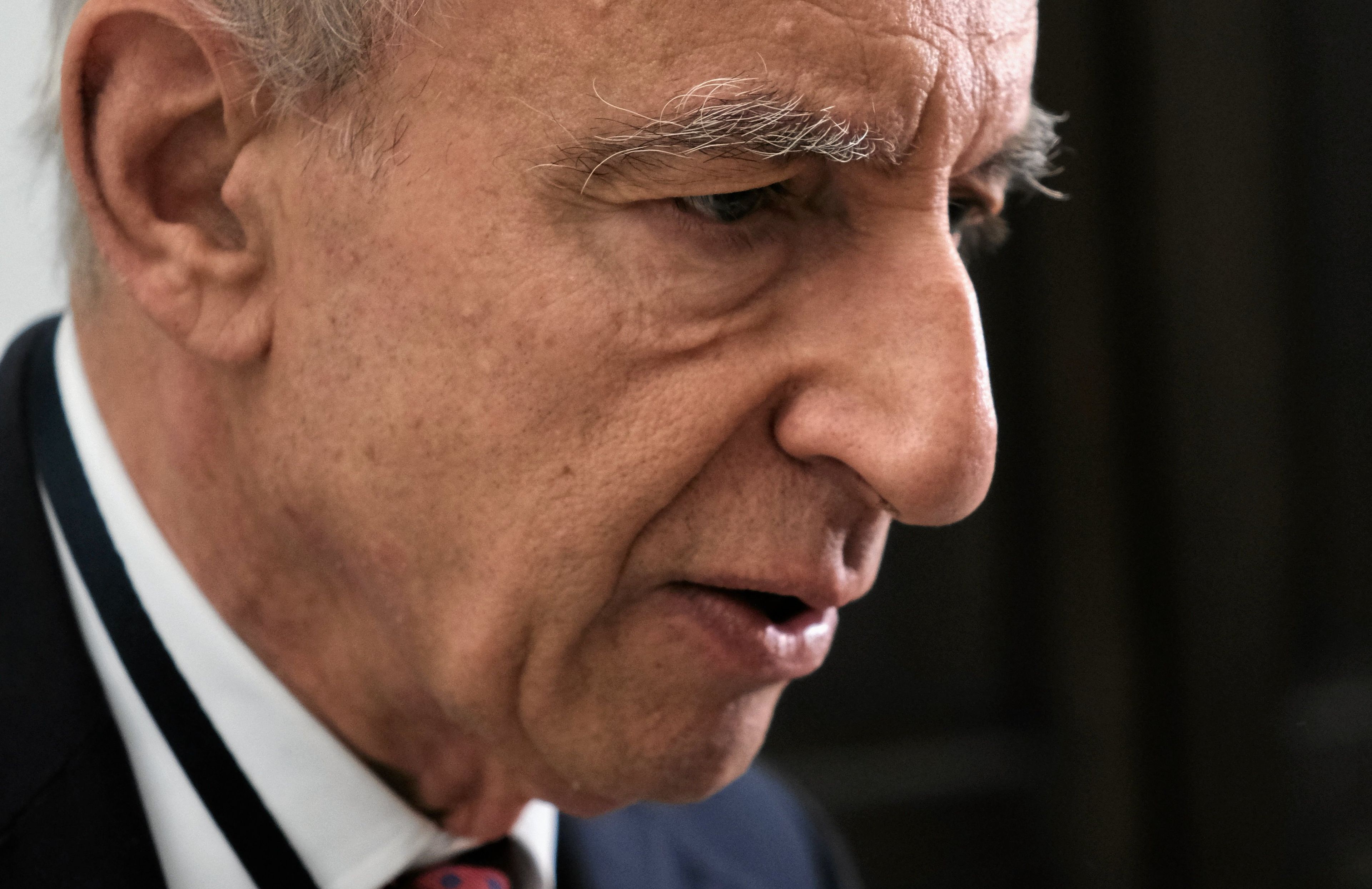 Władysław Teofil Bartoszewski z czerwonym krawacie