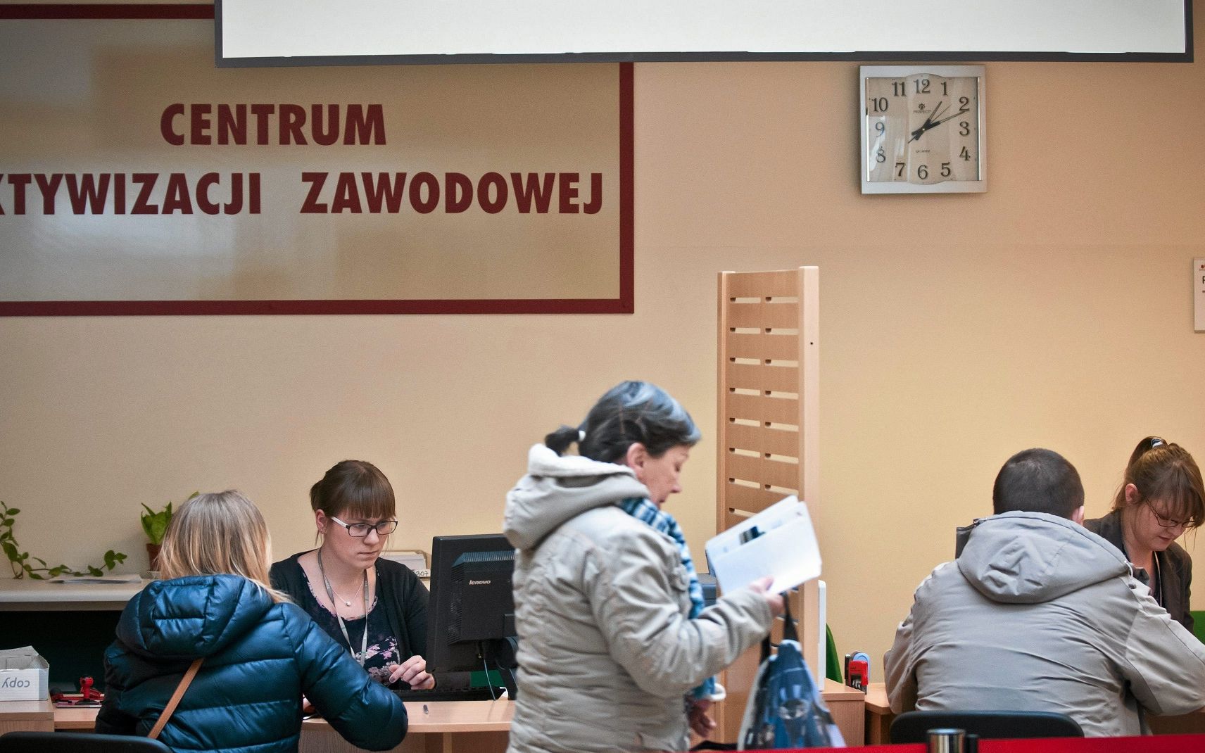 22.01.2014 Bydgoszcz , Powiatowy Urzad Pracy .  Bezrobotni w kolejce do rejestracji .
Fot. Tymon Markowski / Agencja Gazeta