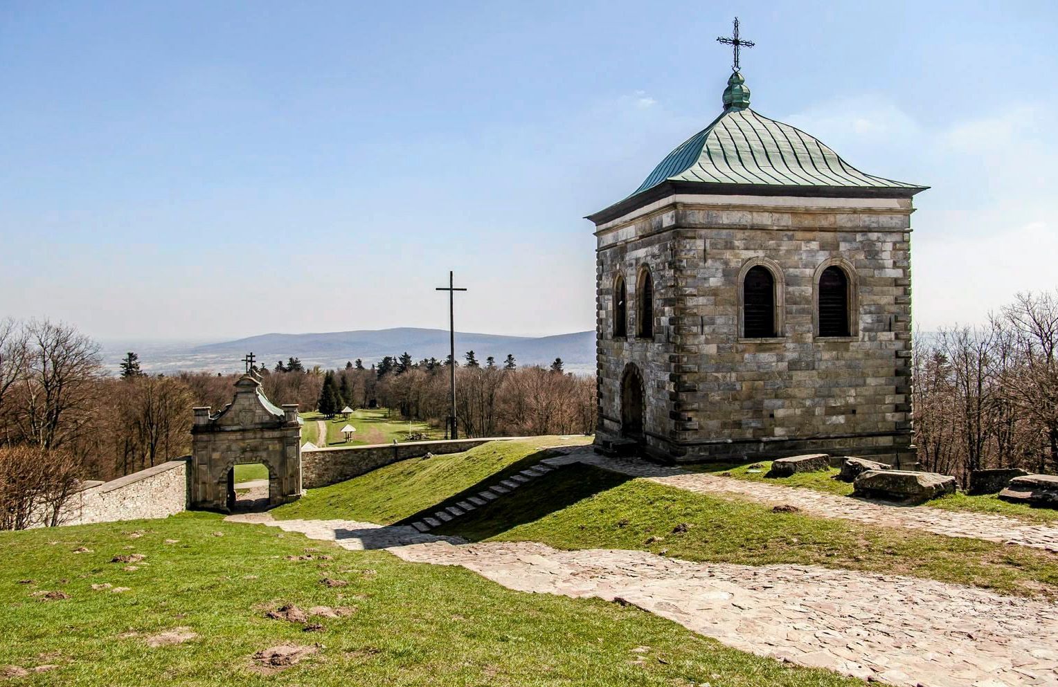 Budynek klasztorny. W tle niewysokie góry. Świętokrzyski Park Narodowy
