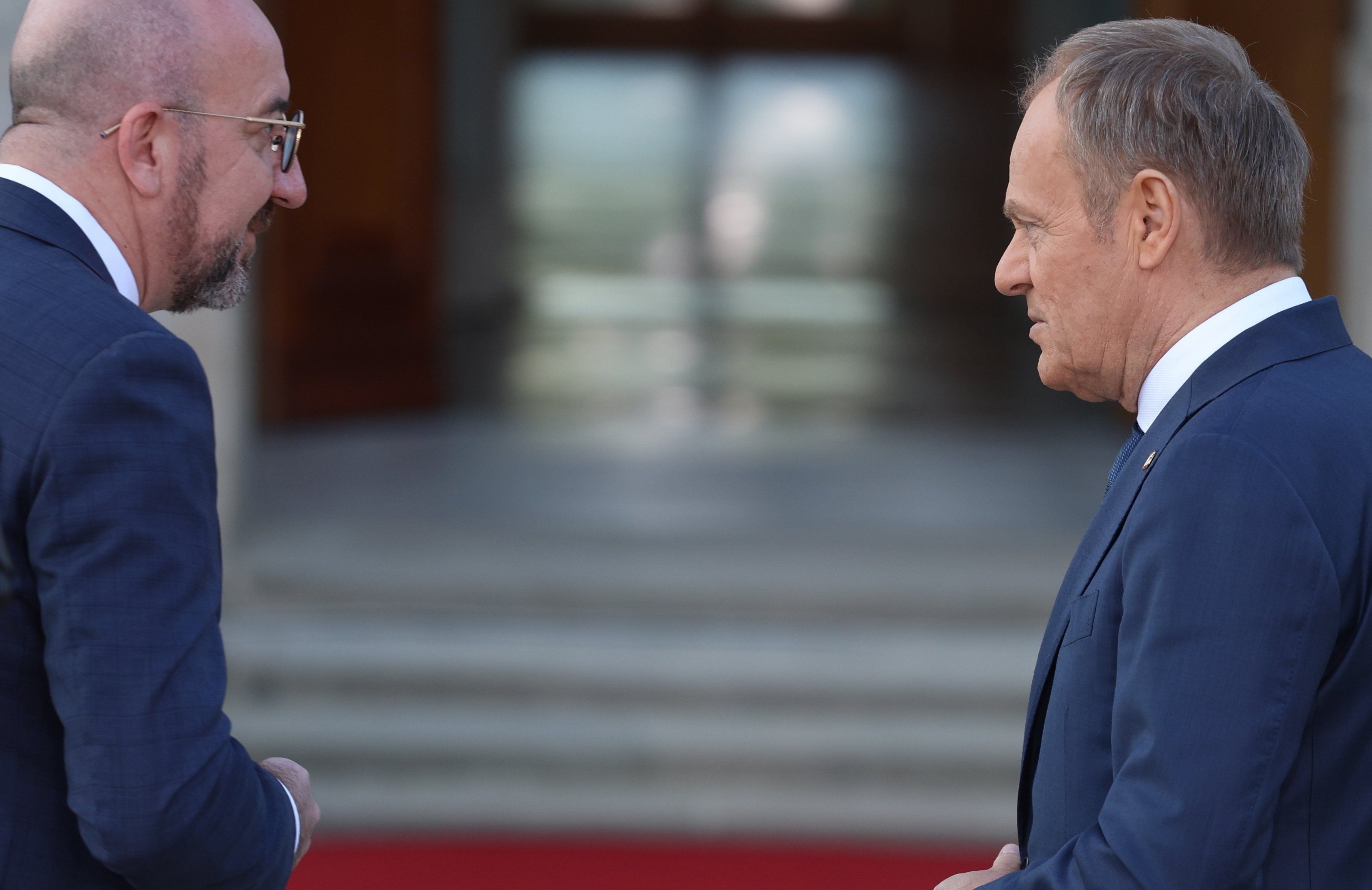 tusk i michel patrzą na siebie