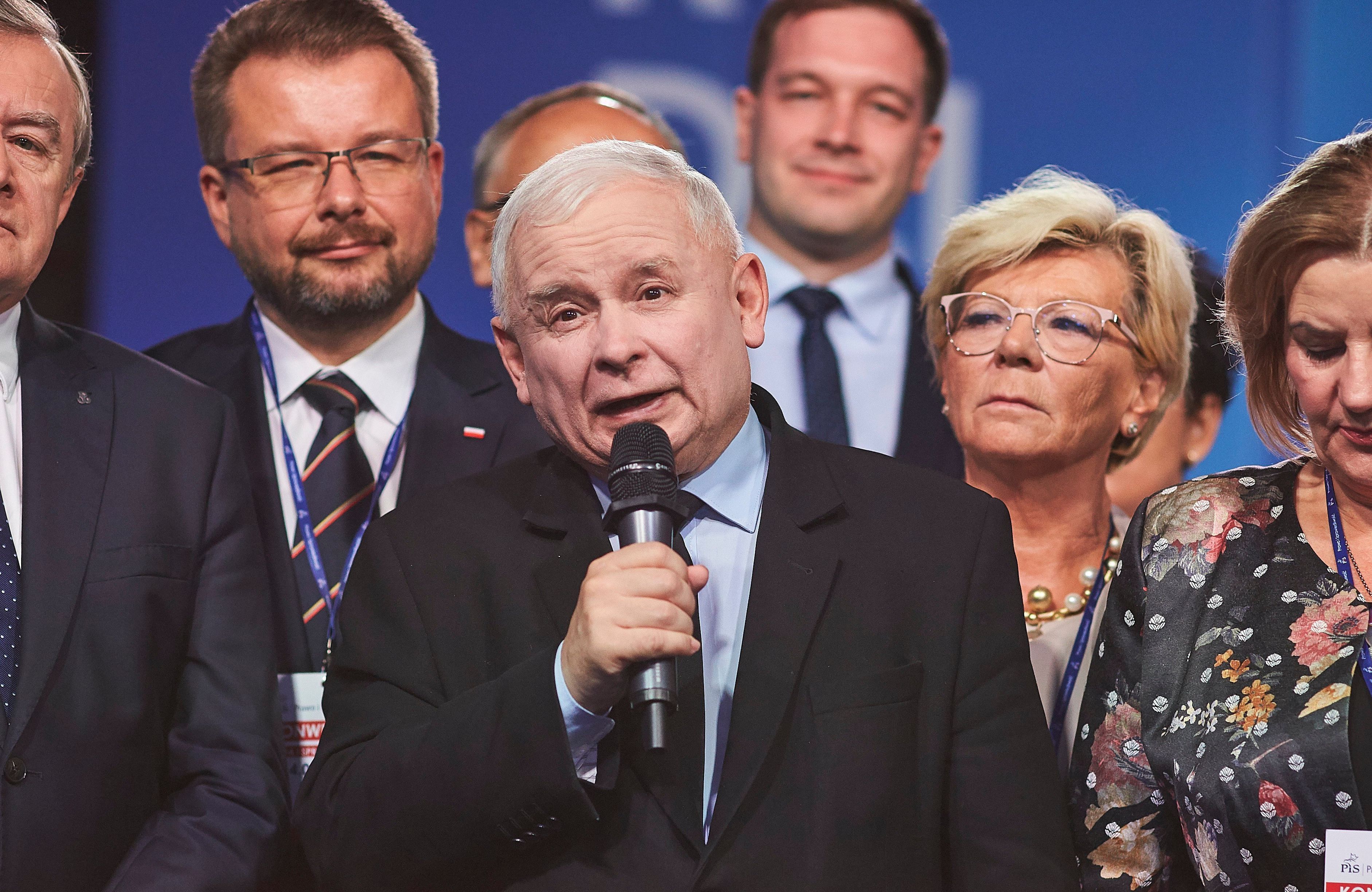 prezes PiS w otoczeniu działaczy i działaczek