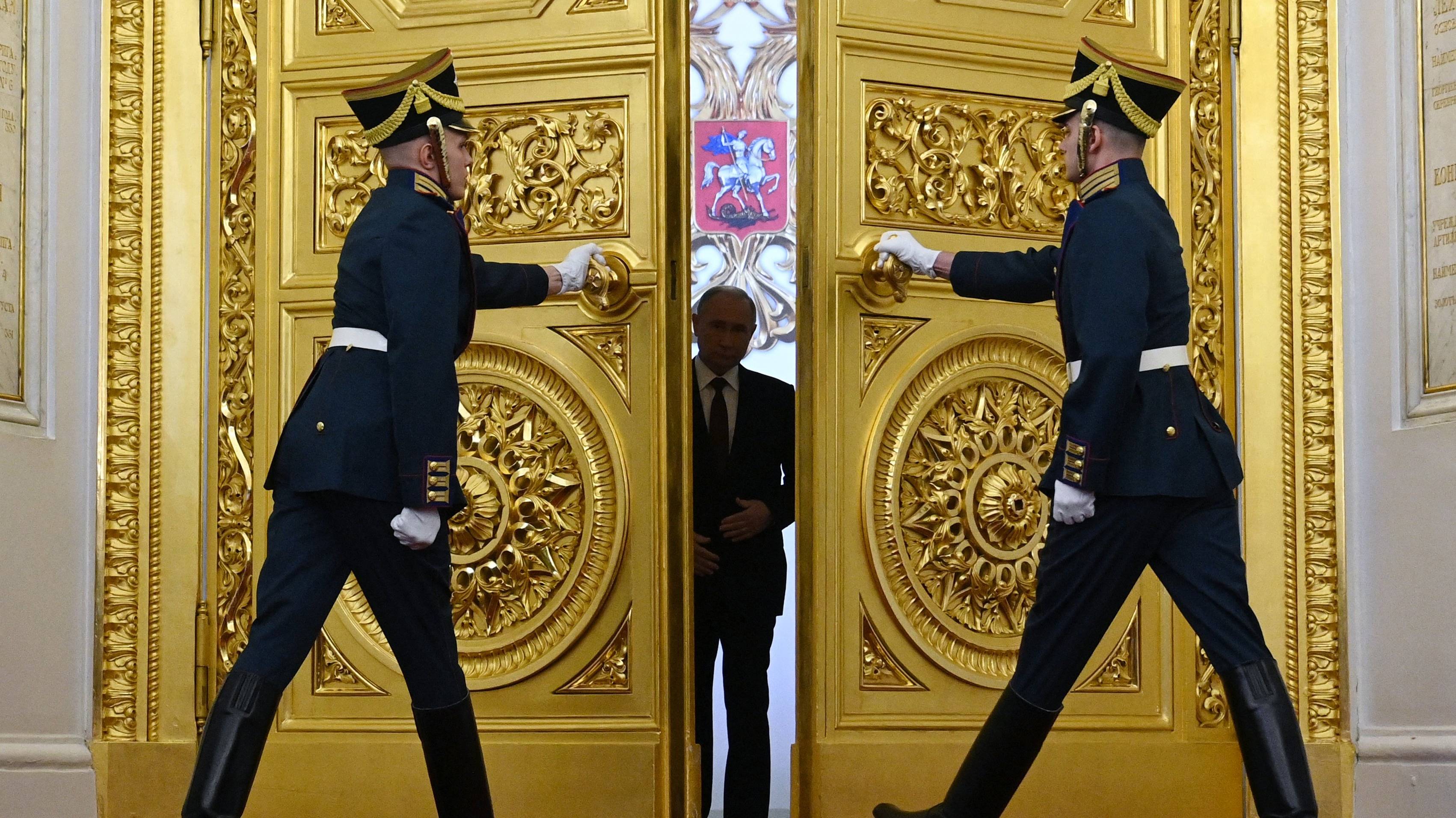 Putin wchodzi przez złote drzwi
