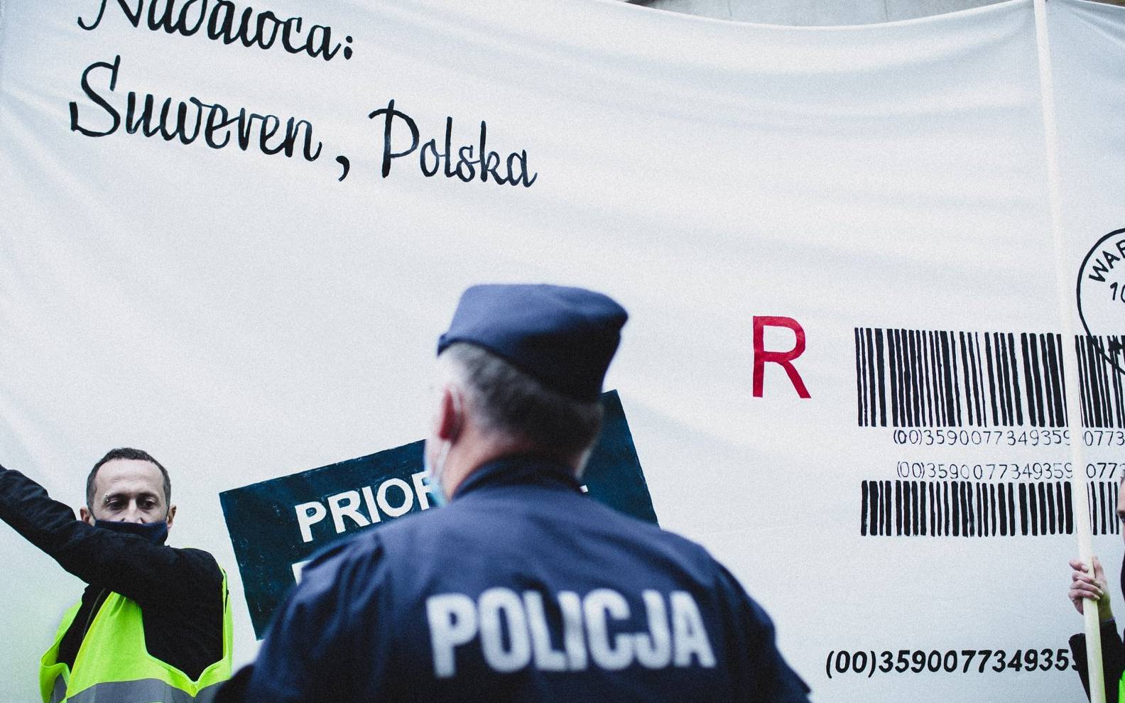 Grafika do artykułu Drakońska kara dla artystów: 10 tys. zł za list do Sejmu. Pismo dostarczyli zamaskowani policjanci
