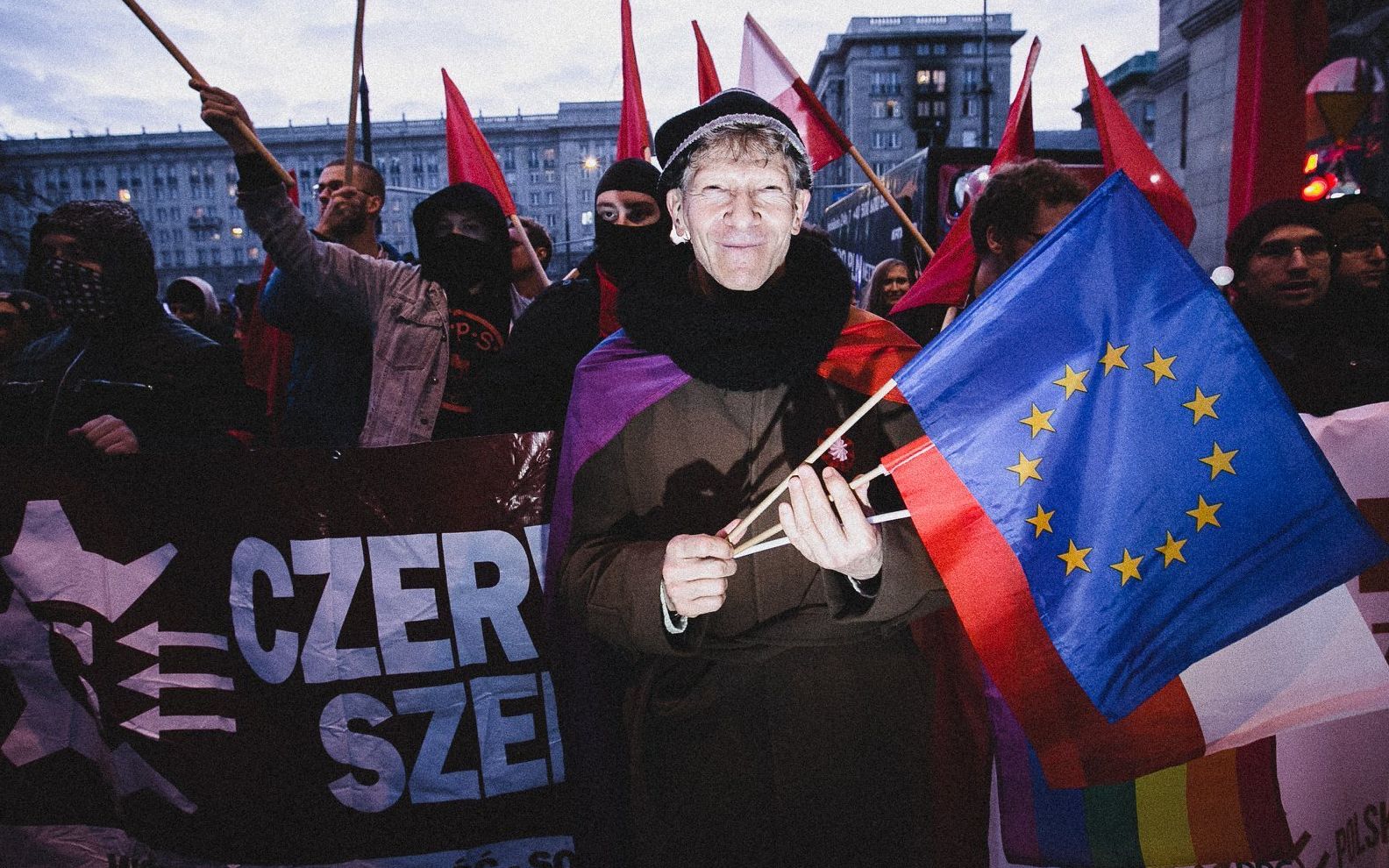 Grafika do artykułu Wolność i równość zamiast nacjonalizmu. 11 listopada antyfaszyści szli w tanecznym pochodzie