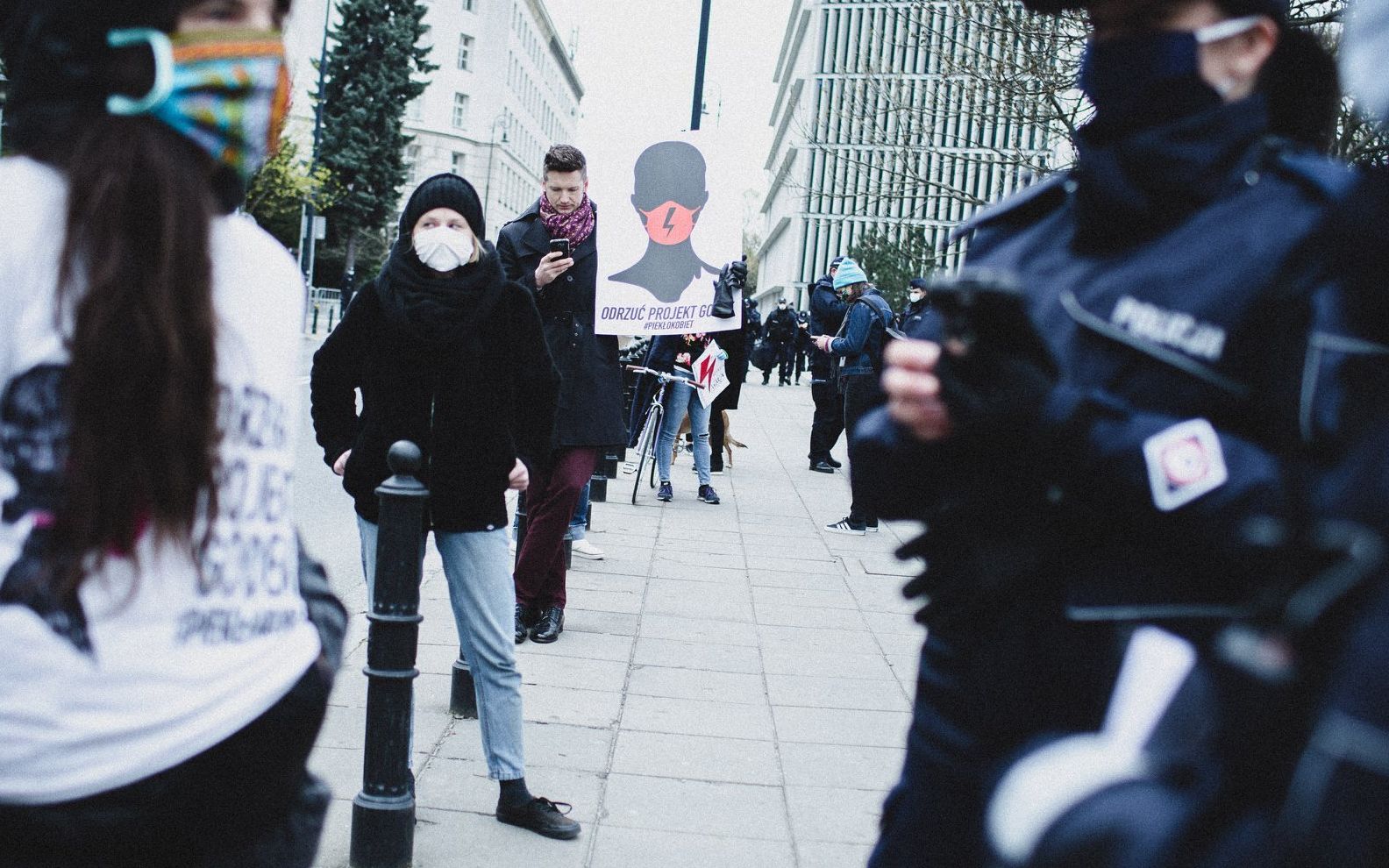 Grafika do artykułu Mandaty za #KolejkaPoWolność pod Sejmem. Chaotyczna akcja policji [RELACJA, WIDEO, ZDJĘCIA]