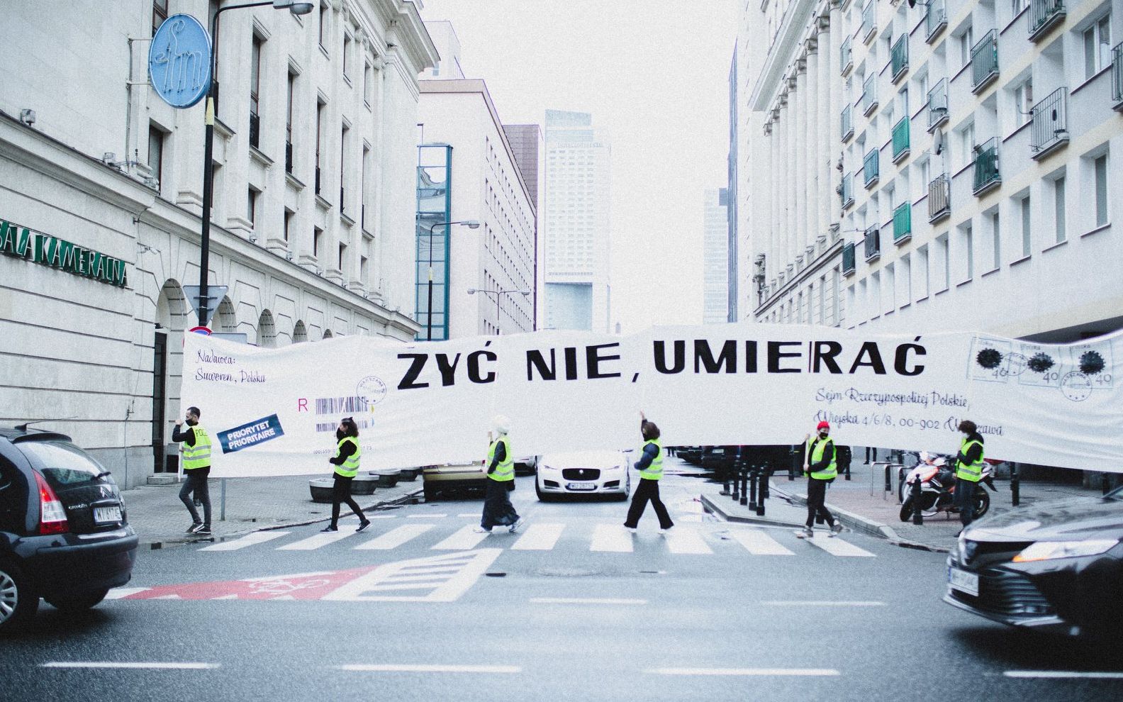 Grafika do artykułu Artyści ukarani przez Sanepid dziękują za pomoc Wam i OKO.press. Co zrobią z zebranymi pieniędzmi?