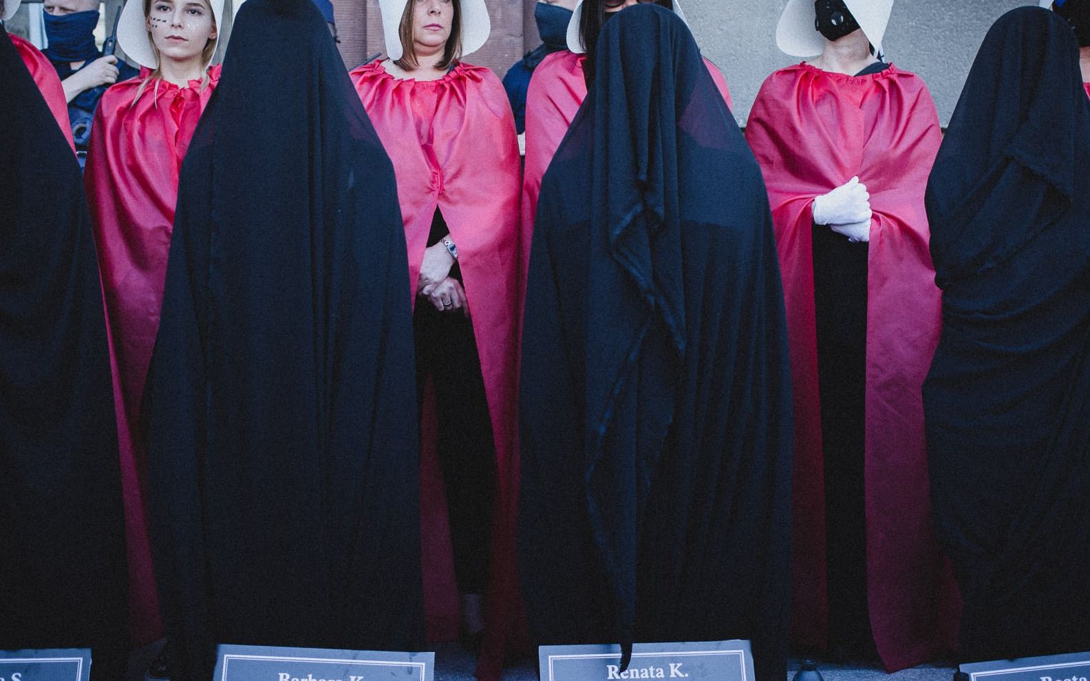 Grafika do artykułu Siedem na dziesięć spraw o przemoc jest umarzanych. Adwokat o tym, jak Polska nie chroni ofiar