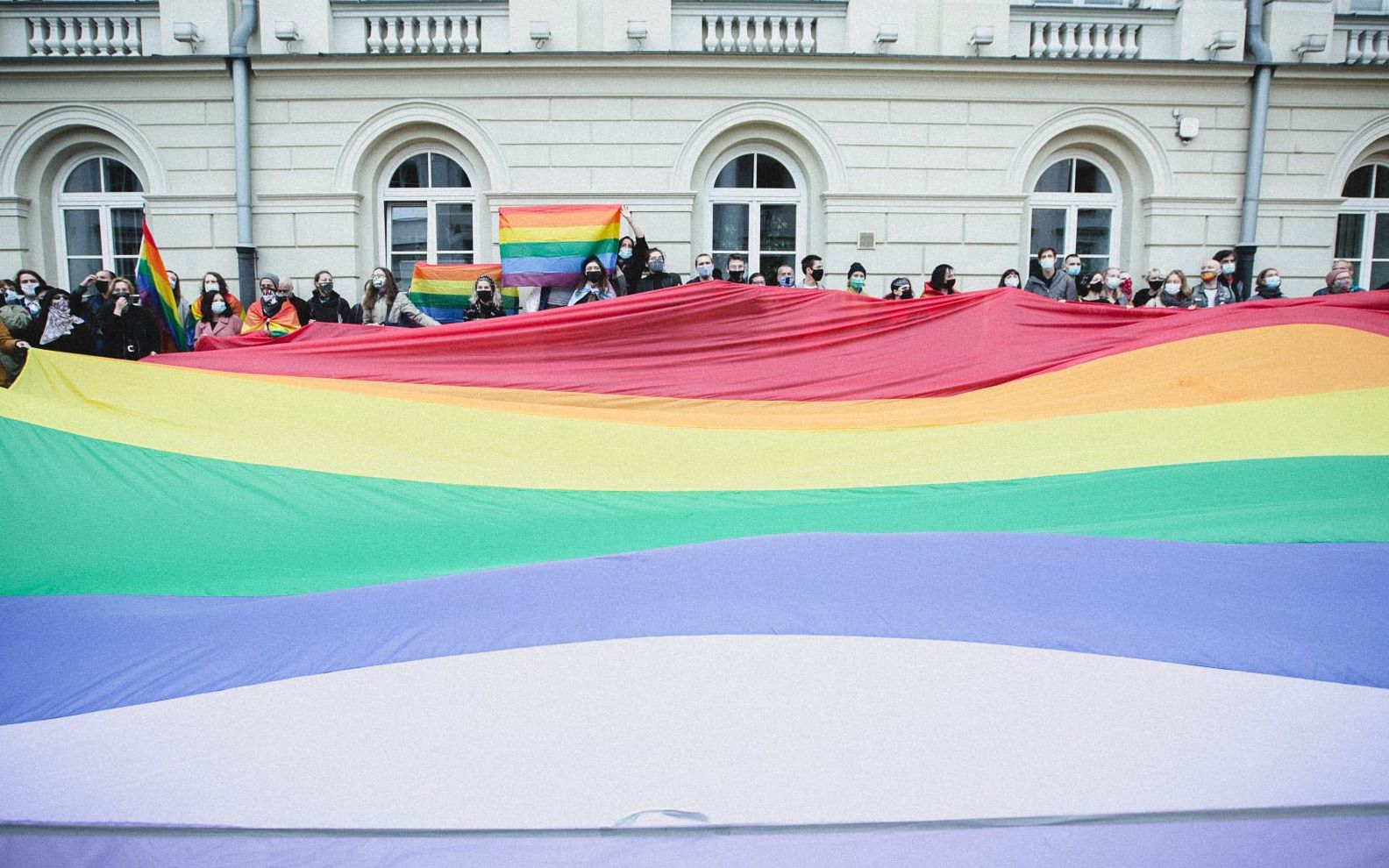 Grafika do artykułu Studenci nie chcieli Andrzeja Dudy na uniwersytecie. Przywitali go olbrzymią tęczową flagą