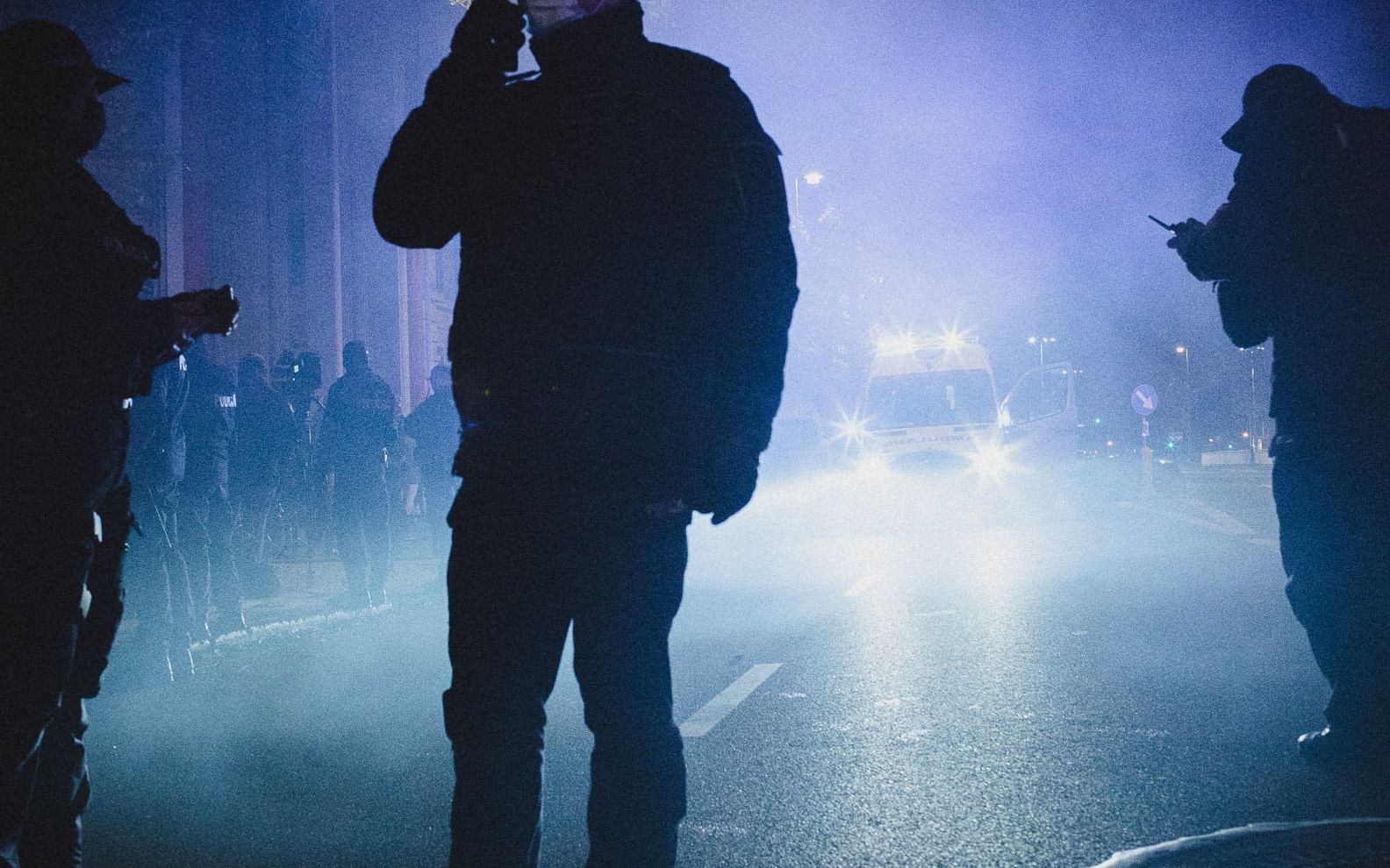 Grafika do artykułu Protestowała przeciw Czarnkowi. Policjant rzucił ją na ziemię, przeciągnął do radiowozu