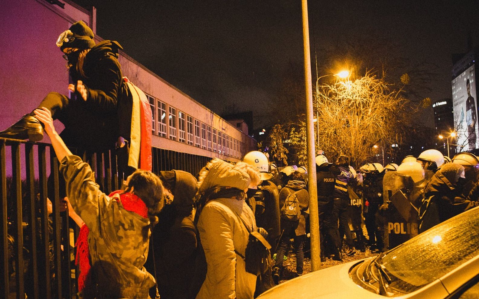 Grafika do artykułu Policja wtargnęła na teren Politechniki goniąc demonstrantów. Dwie osoby połamały ręce, nogi