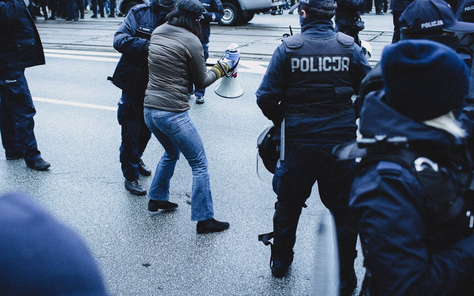 Grafika do artykułu „Dajcie nam osobę, a znajdziemy paragraf". Adwokaci mówią, co się dzieje po zatrzymaniu [WYWIAD]