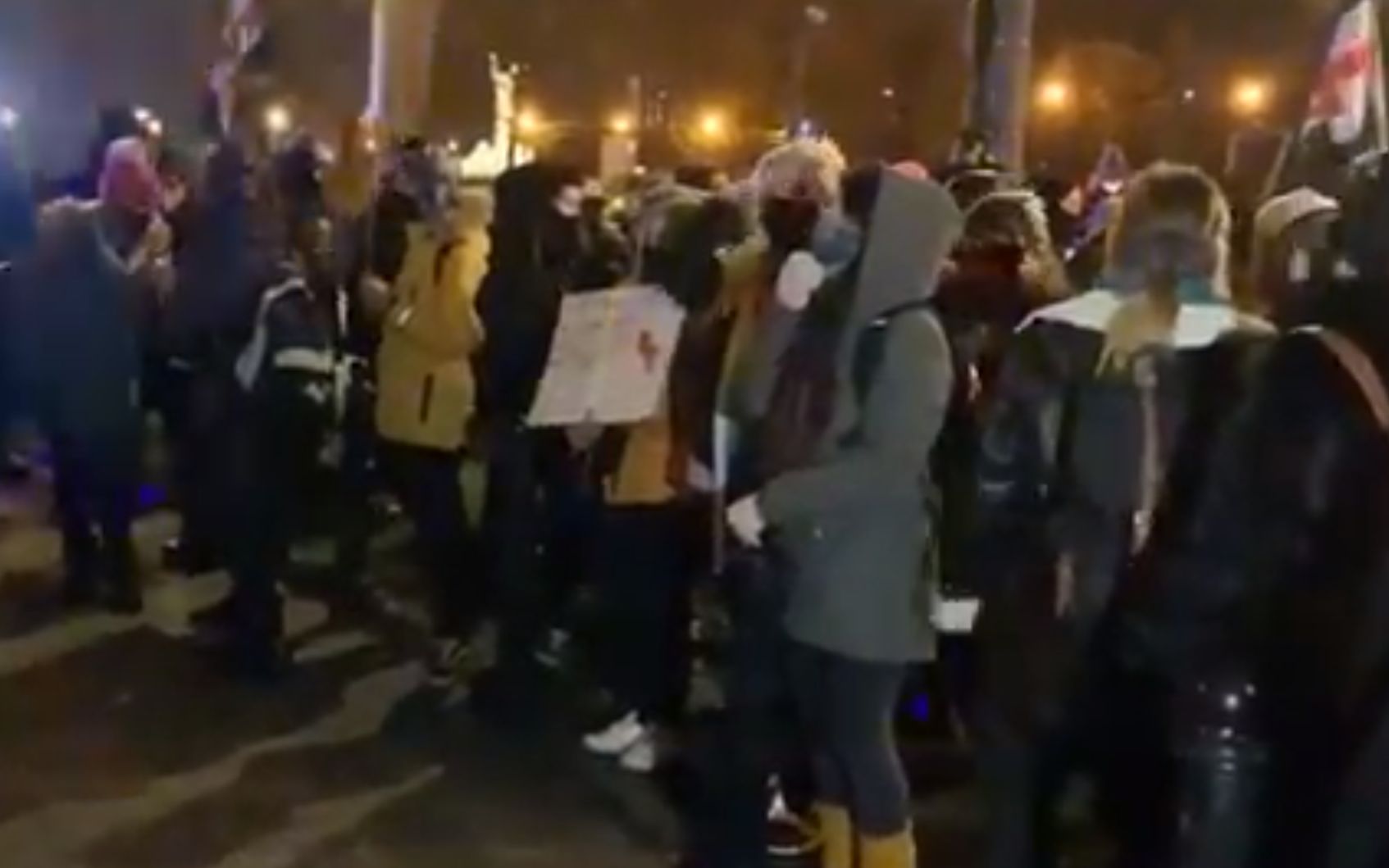 Grafika do artykułu Zatrzymania na strajku kobiet i przedsiębiorców. Protest pod Komendą Stołeczną Policji