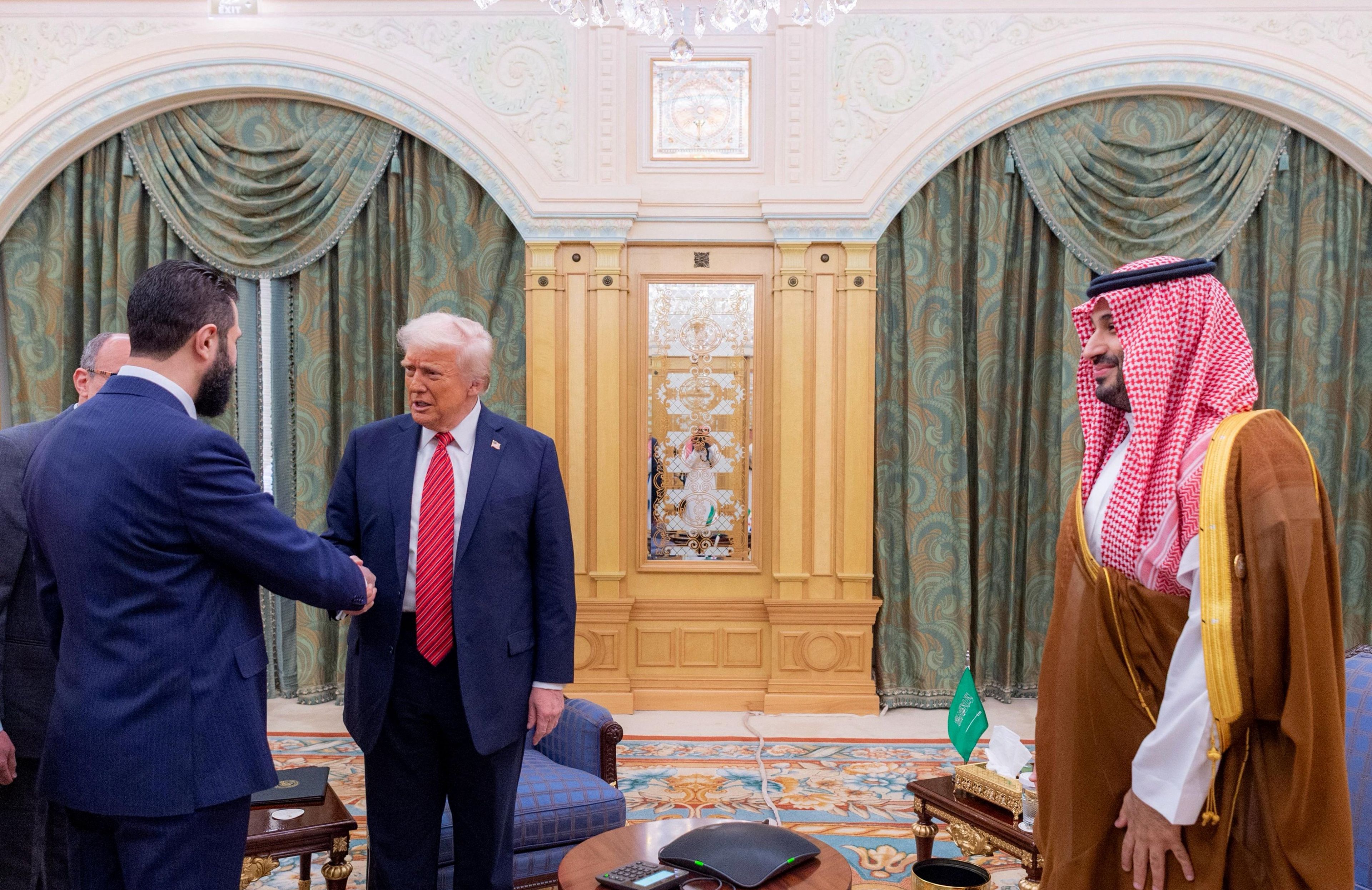 Donald Trump wita się z prezydentem Syrii Ahmedem al-Szar'ą w Pałacu Królewskim w Rijadzie, 14 maja 2025 r.