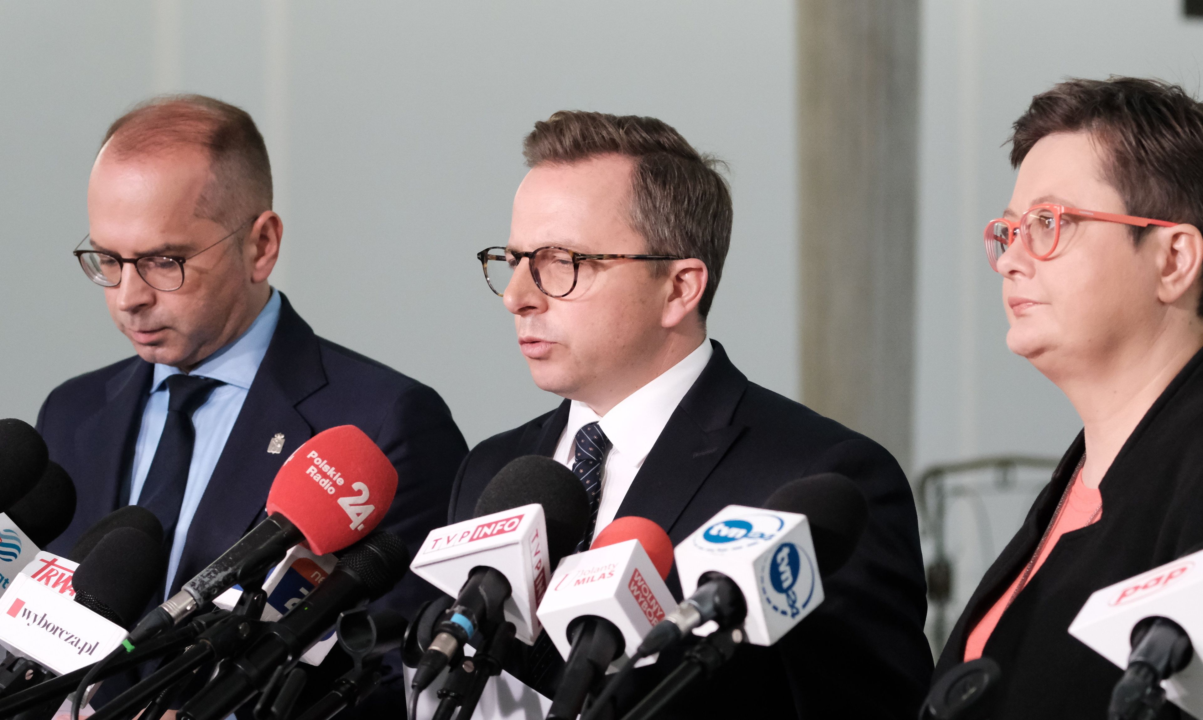 Dwa mężczyźni przed mikrofonem