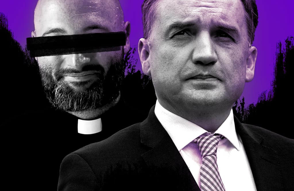 Na pierwszym planie Zbigniew Ziobro, w tle po lewej uśmiechnięty łysy ksiądz Michał Olszewski z brodą i w koloratce. Ma zasłonięte oczy, bo jest podejrzany
