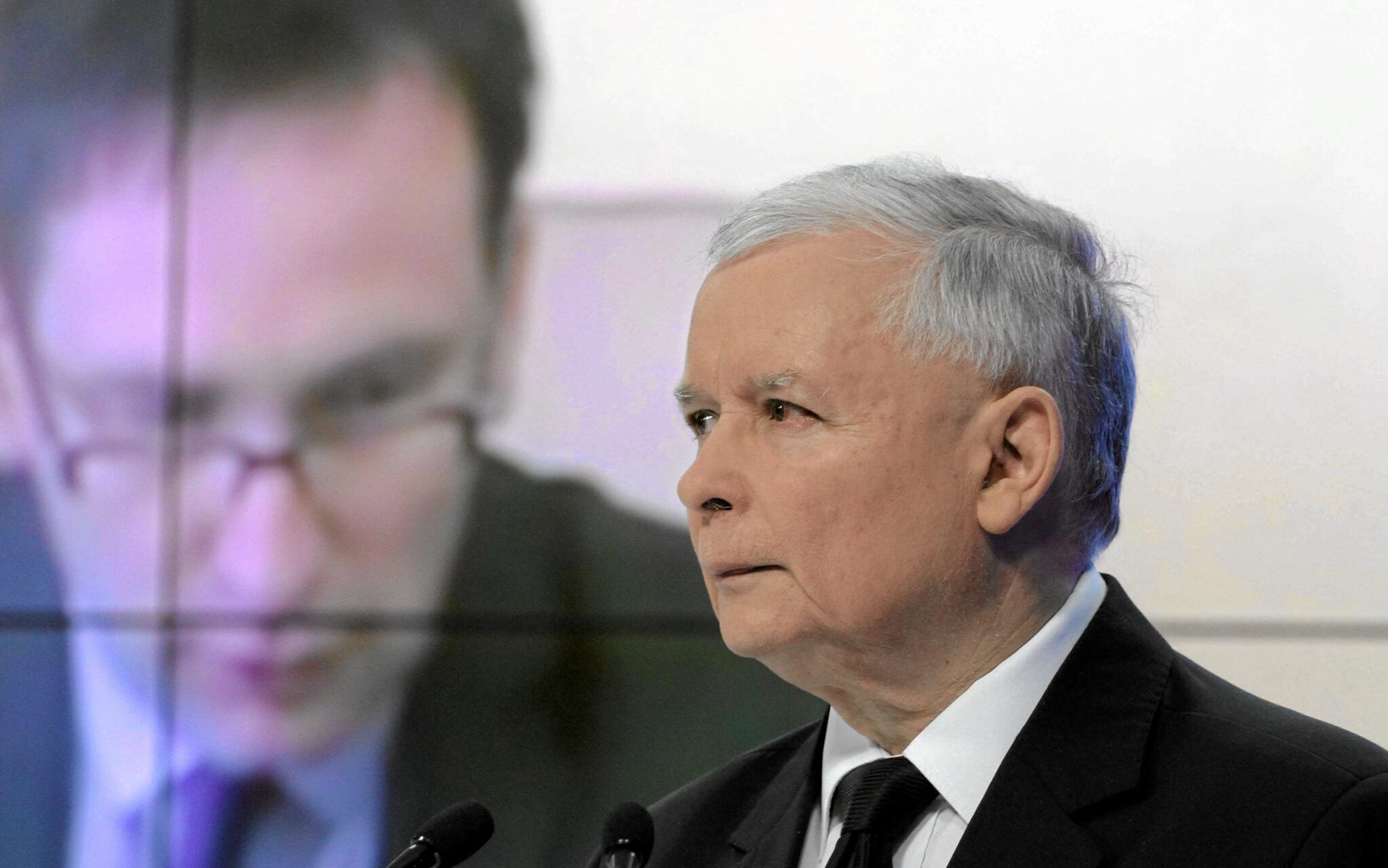 26.04.2013  Warszawa . Ul Nowogrodzka , siedziba partii PiS . Od lewej :  Wojt gminy Pcim Daniel Obajtek i prezes Jaroslaw Kaczynski podczas konferencji prasowej pt " Uklad zamkniety , czyli jak sie niszczy politycznych konkurentow " .
Fot . Slawomir Kaminski / Agencja Gazeta