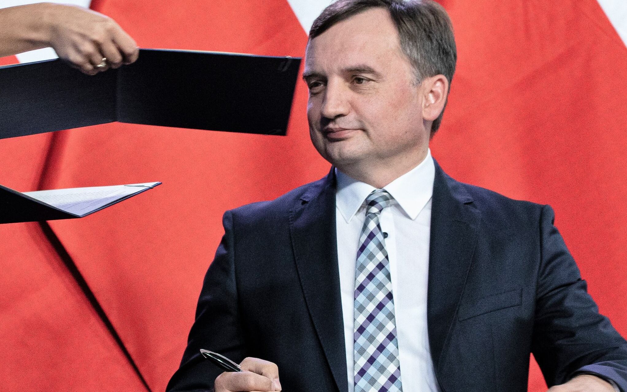 26.09.2020 Warszawa , ul. Nowogrodzka 84/86 . Prezes Solidarnej Polski Zbigniew Ziobro podczas podpisania umowy koalicyjnej liderow Zjednoczonej Prawicy .
Fot. Dawid Zuchowicz / Agencja Gazeta *** Local Caption *** .