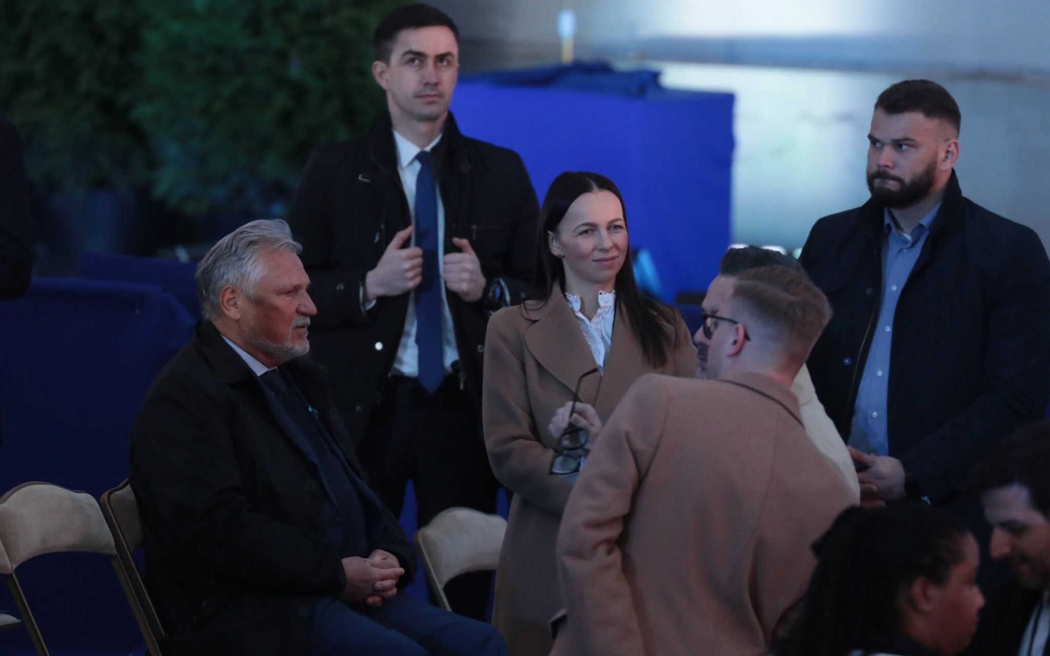 26.03.2022 Warszawa , Zamek Krolewski , dziedziniec . Przemowienie prezydenta USA Joe Bidena . Glowny punkt jego wizyty w Polsce . Zaproszeni goscie to parlamentarzysci i politycy . Na zdjeciu : byly prezydent RP Aleksander Kwasniewski
Fot. Slawomir Kaminski / Agencja Wyborcza.pl