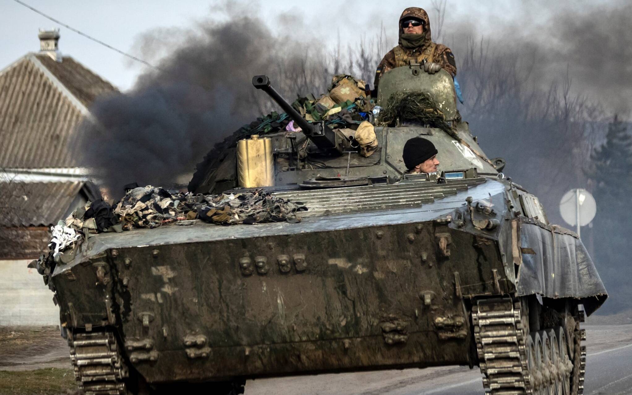 A Ukrainian tank steers his way on a road in the northeastern city of Trostyanets, on March 29, 2022. - Ukraine said on March 26, 2022 its forces had recaptured the town of Trostyanets, near the Russian border, one of the first towns to fall under Moscow's control in its month-long invasion. (Photo by FADEL SENNA / AFP)