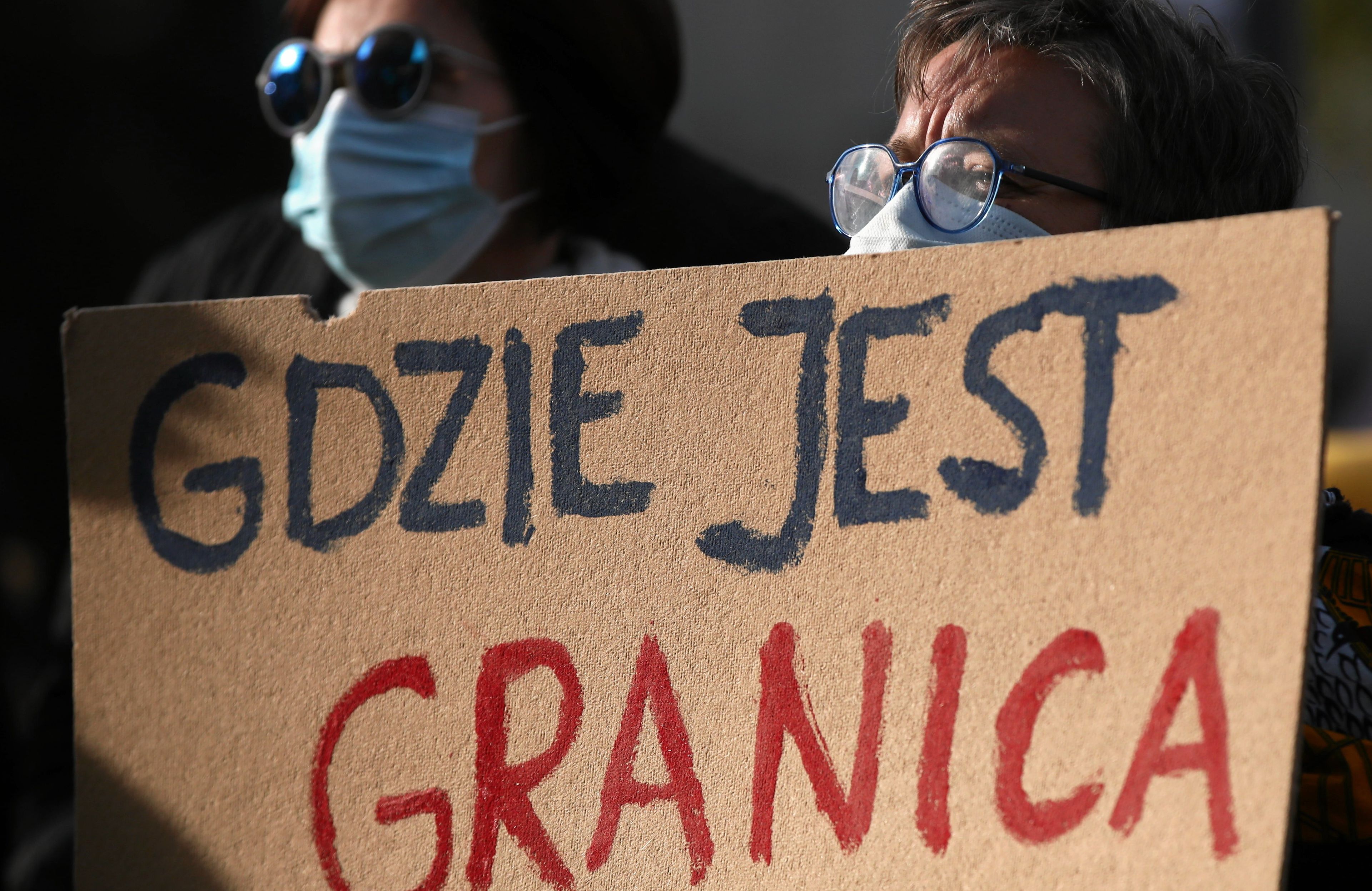 Na zdjęciu dwie kobiety na proteście trzymające transparent z hasłem "Gdzie jest granica".