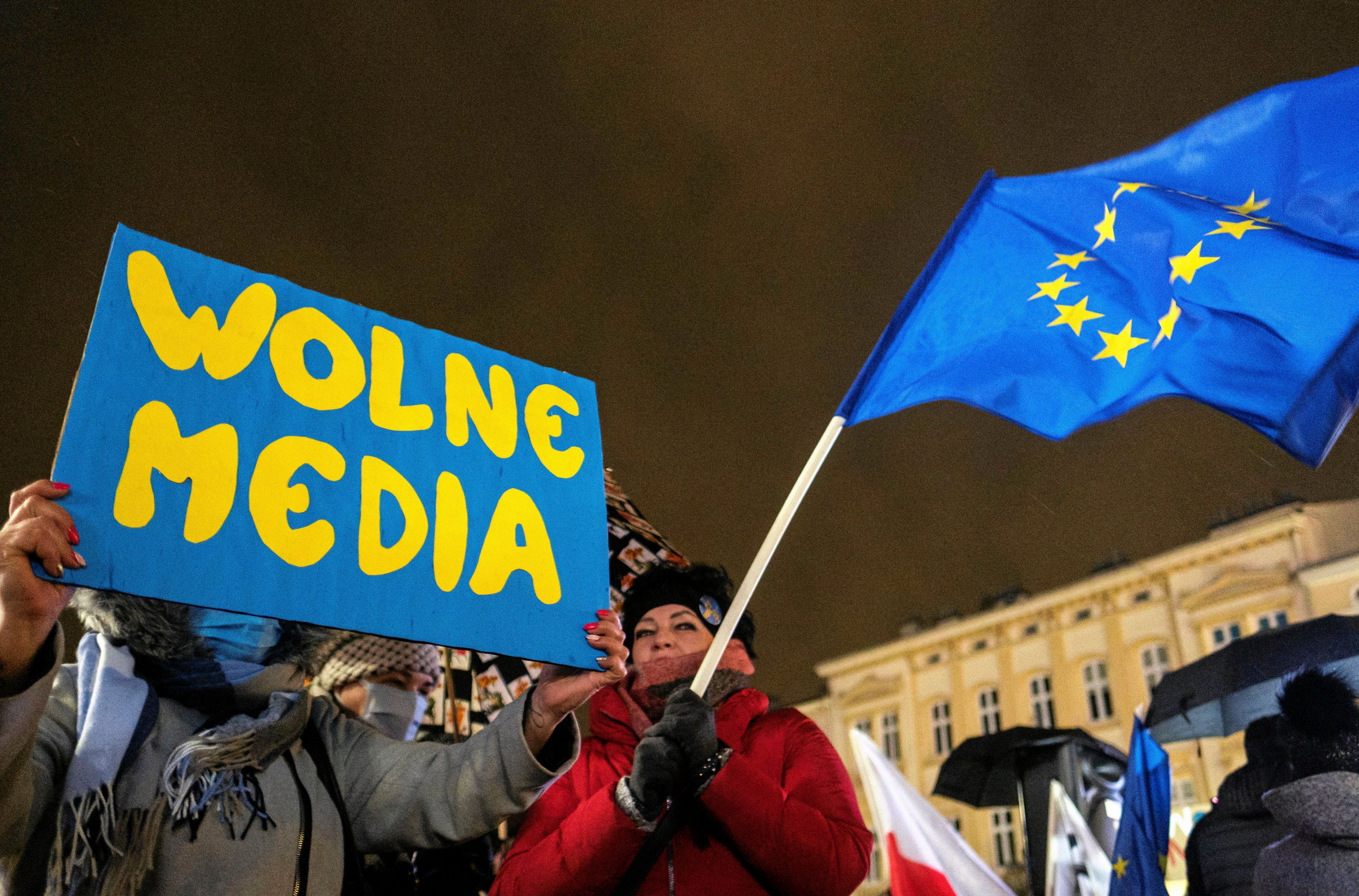 Kobieta trzyma transparent z napisem "wolne media"